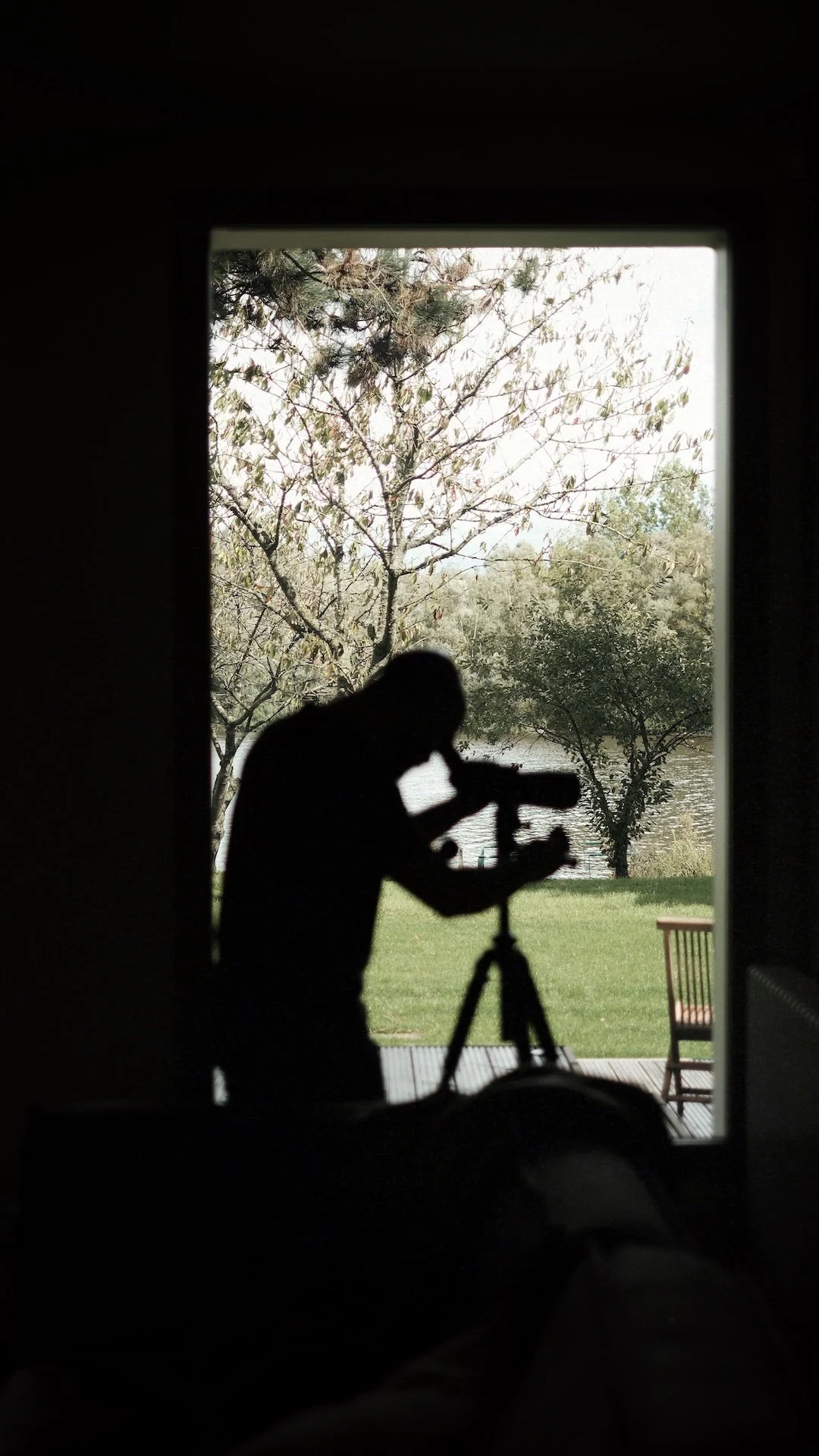 Participante seule observant les oiseaux au télescope — les instants solitaires et contemplatifs d'un voyage en solo au cœur de la Baie de Somme