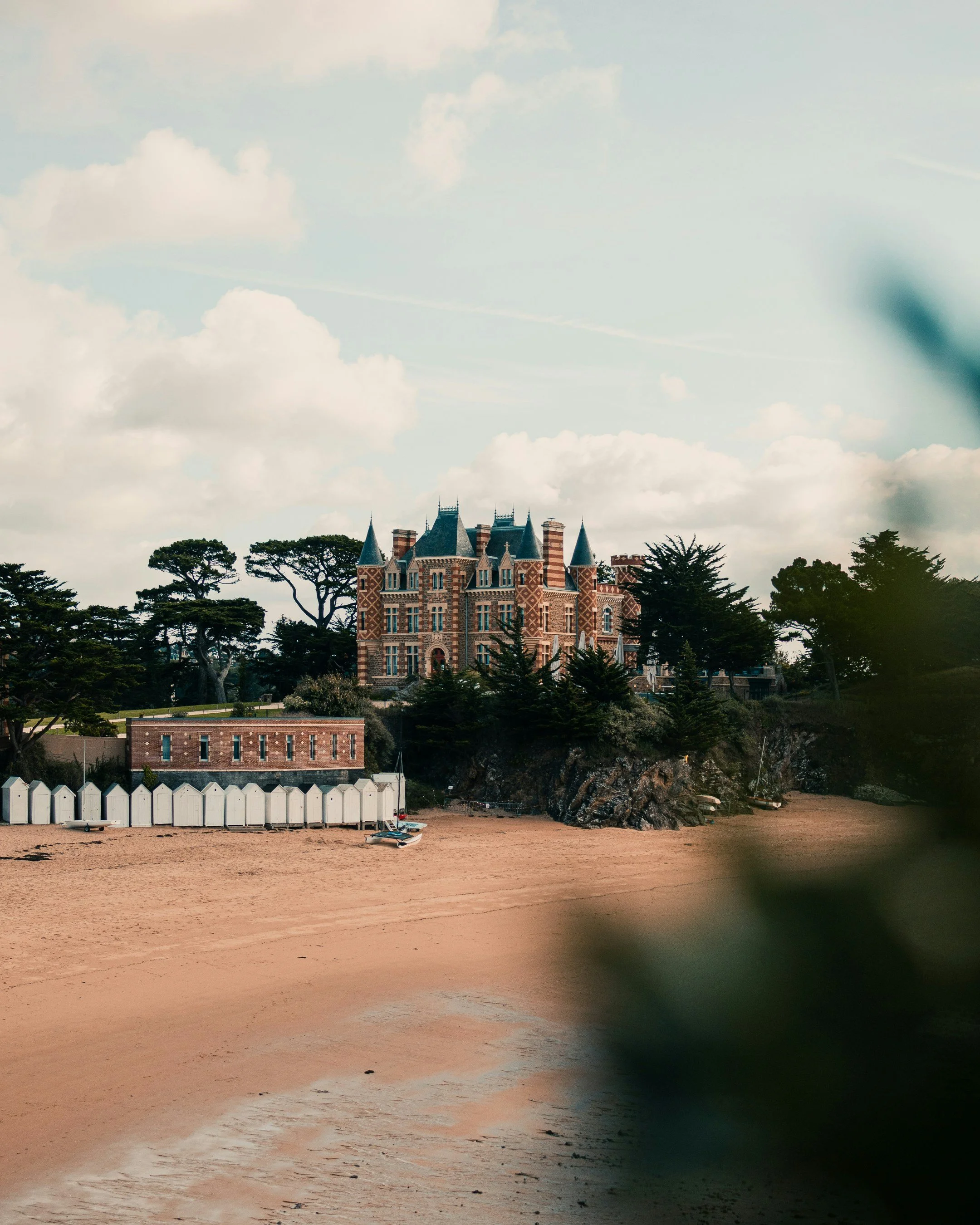 Vue sur un élégant château breton en bord de mer, lieu d’une retraite yoga et coaching en Bretagne. Un décor inspirant entre mer et nature, idéal pour un séjour bien-être du 26 au 29 mars 2026.