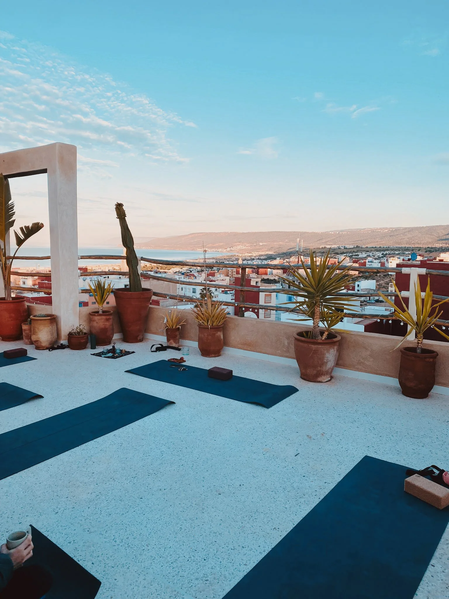 Terrasse rooftop avec tapis de yoga et vue panoramique sur Tamraght - retraite yoga nouvel an Maroc