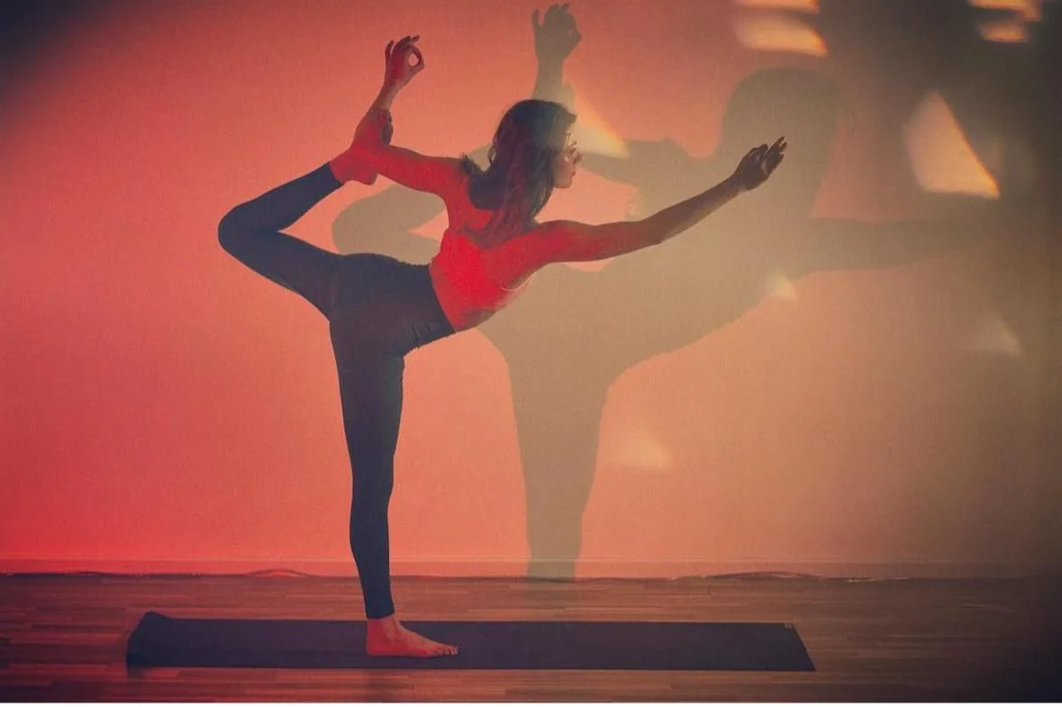 Daphné Lachavanne en posture d'équilibre yoga — professeure retraite yoga bien-être Andalousie Espagne 2026