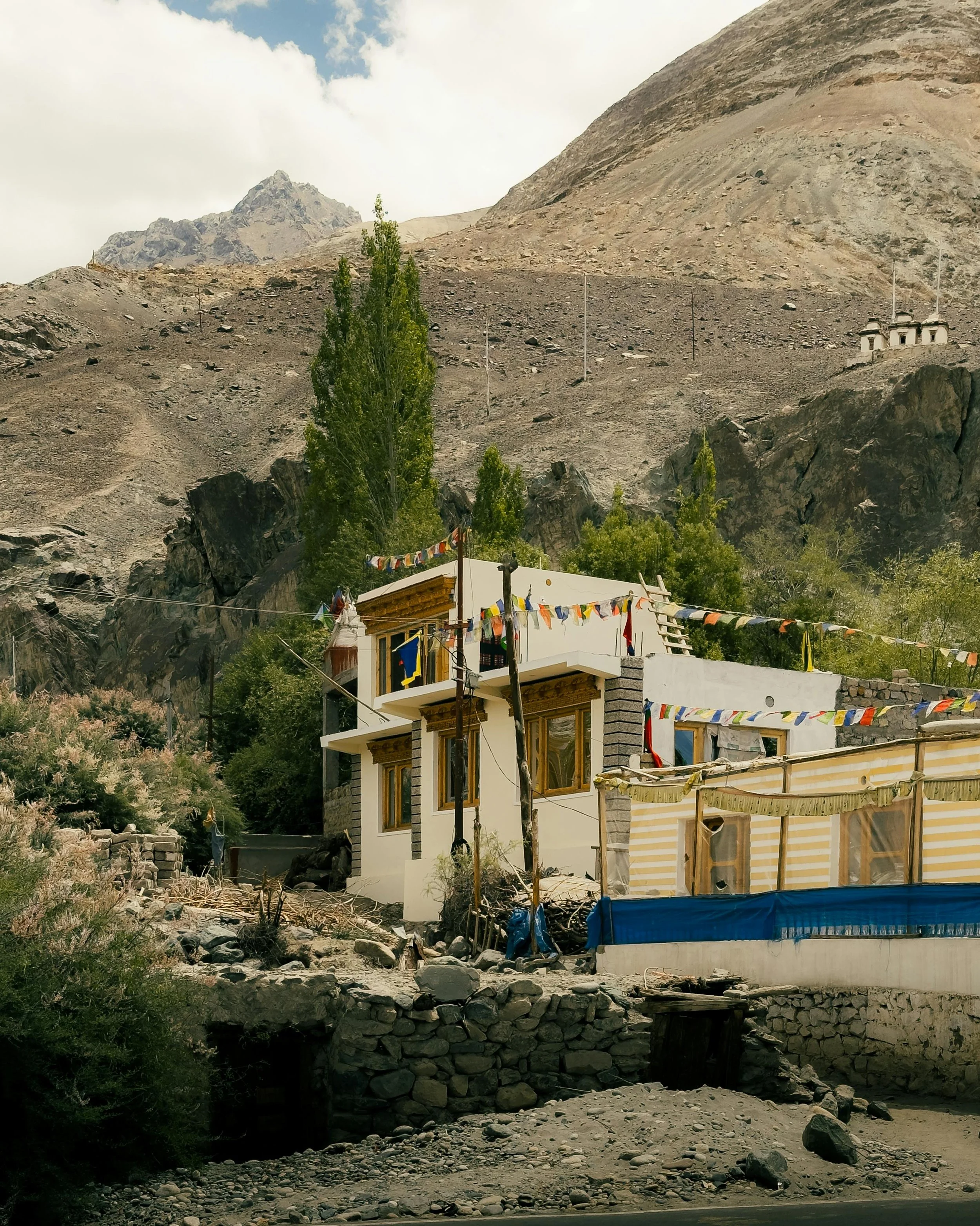 Découvrez la vie quotidienne dans une maison traditionnelle du Ladakh et plongez dans l’atmosphère d’une retraite spirituelle authentique.