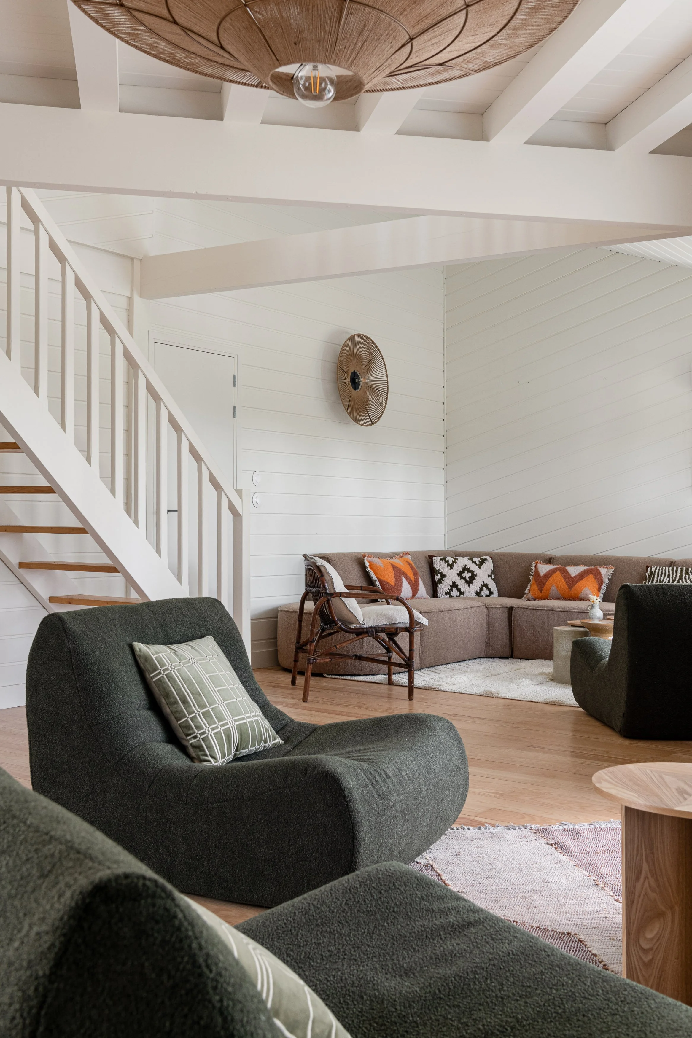 Espace de vie chaleureux dans la maison d’accueil du séjour yoga & surf à Lacanau, parfait pour les moments de partage et de détente.