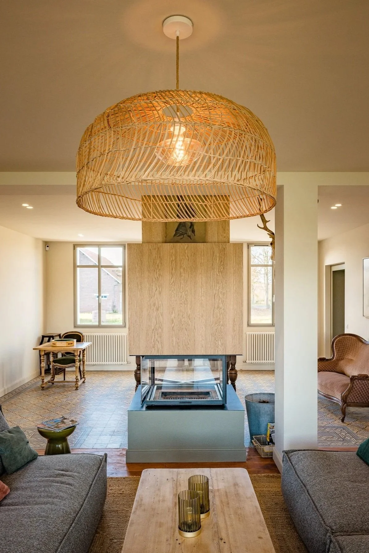 Cheminée du salon du domaine — la chaleur et l'authenticité d'une grande maison de campagne pour un séjour yoga bien-être