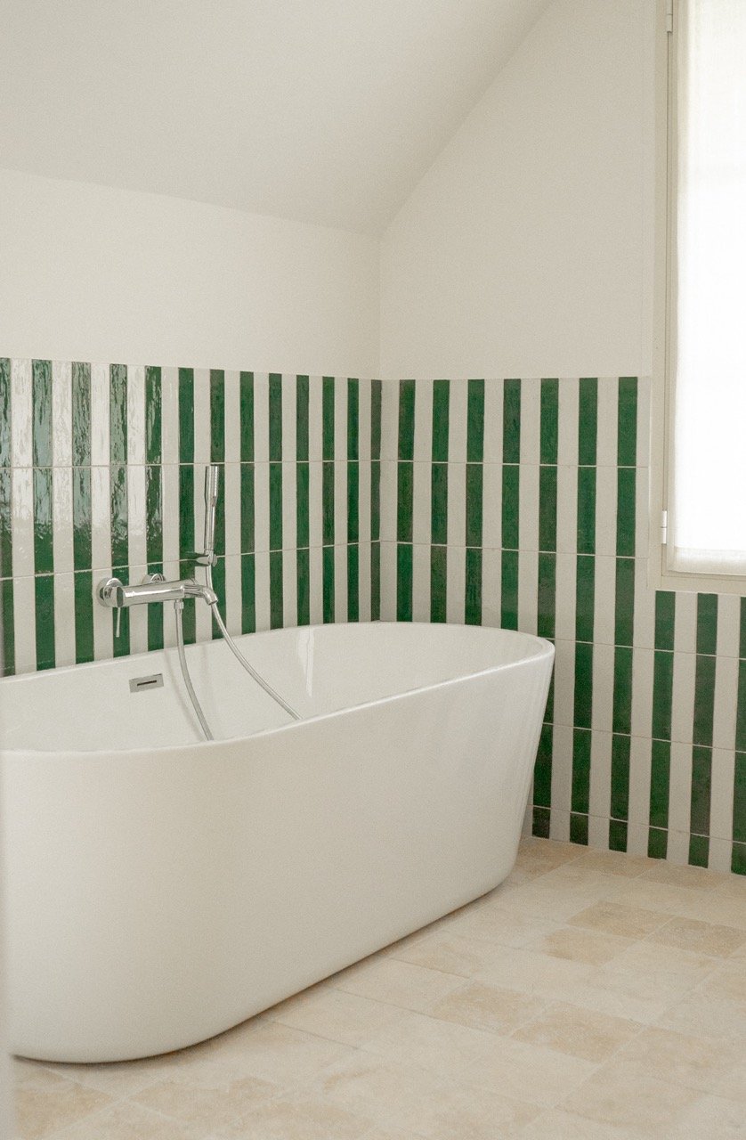 baignoire design invitant à la relaxation après une journée de pratiques de yoga et de développement personnel