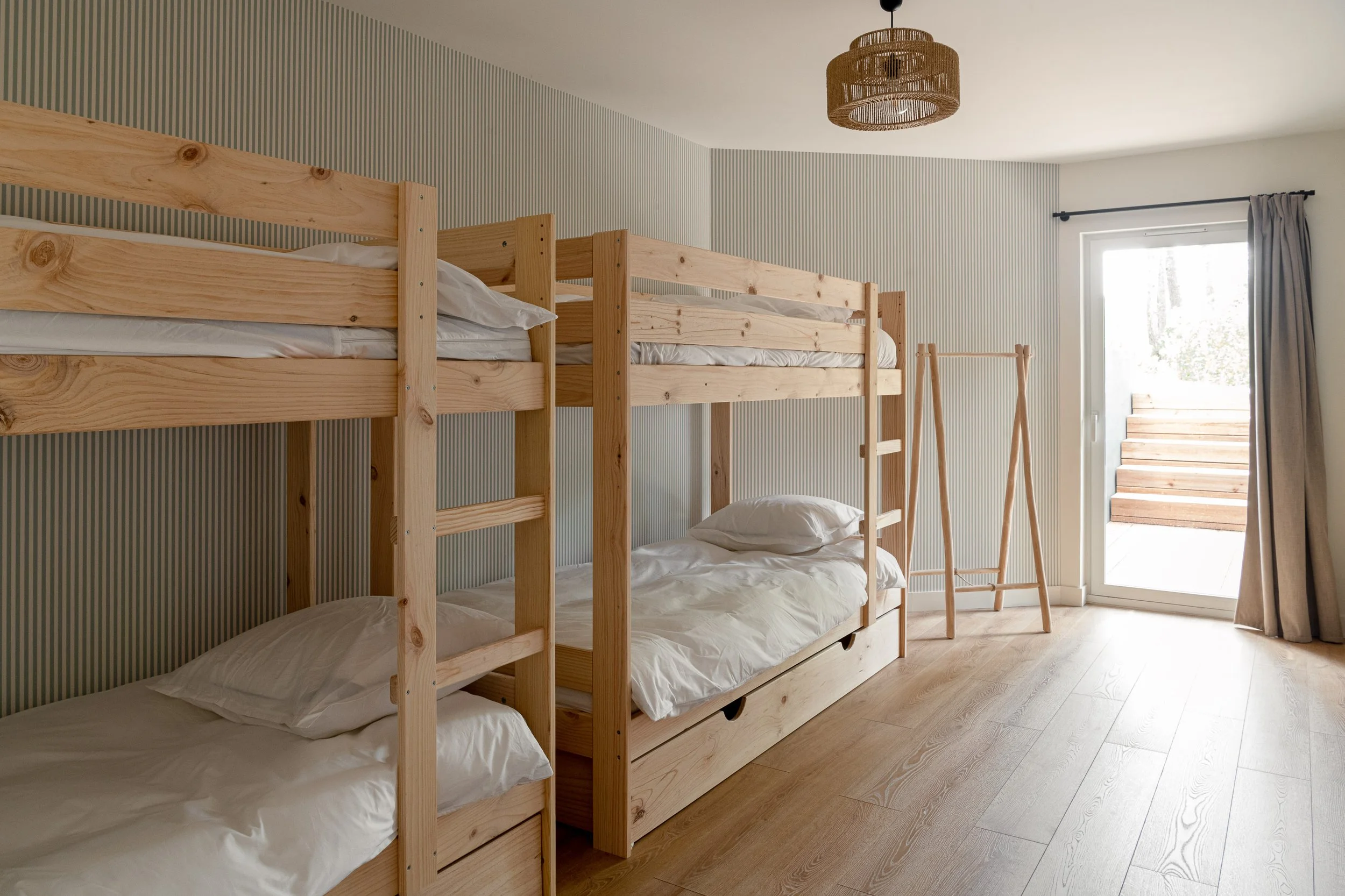 Option conviviale et économique pour partager l'expérience de la retraite yoga à Lacanau. Lits superposés en bois, lumière naturelle et ambiance relax.