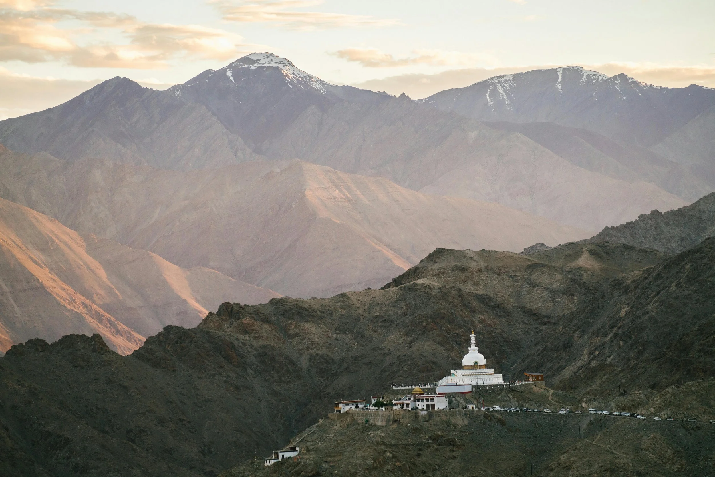 Temple himalayen en altitude – Vue sur les montagnes du Ladakh