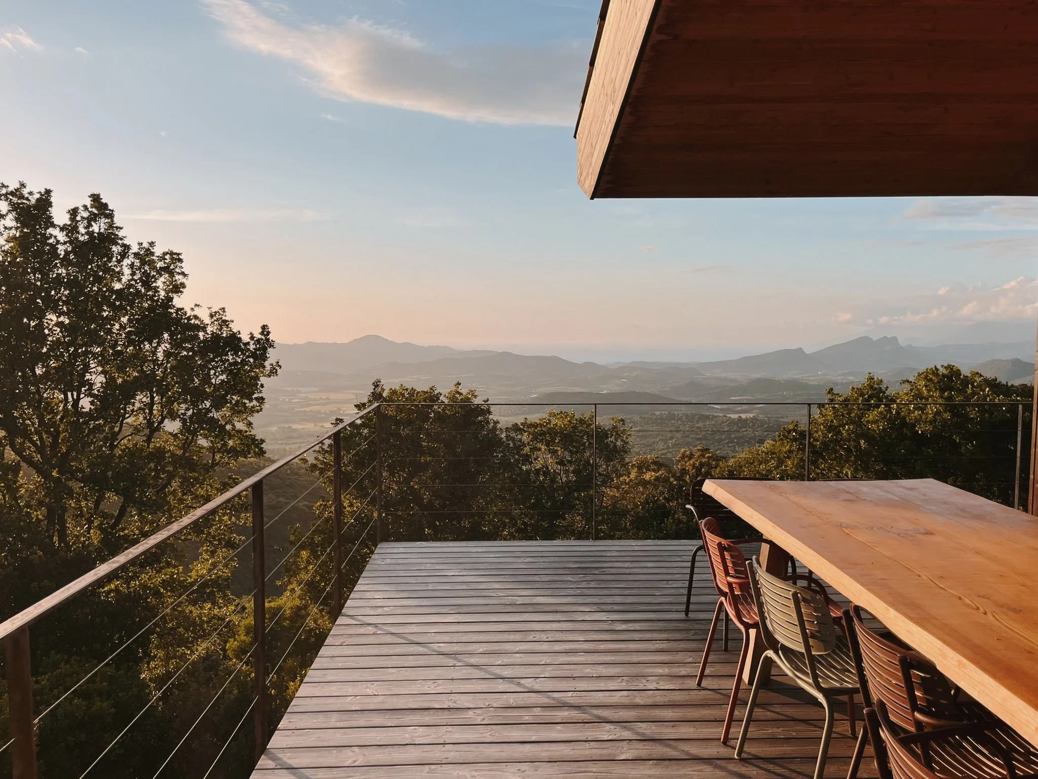 Terrasse en bois avec vue sur les collines corses — séjour yoga bien-être entre femmes Haute-Corse octobre 2026