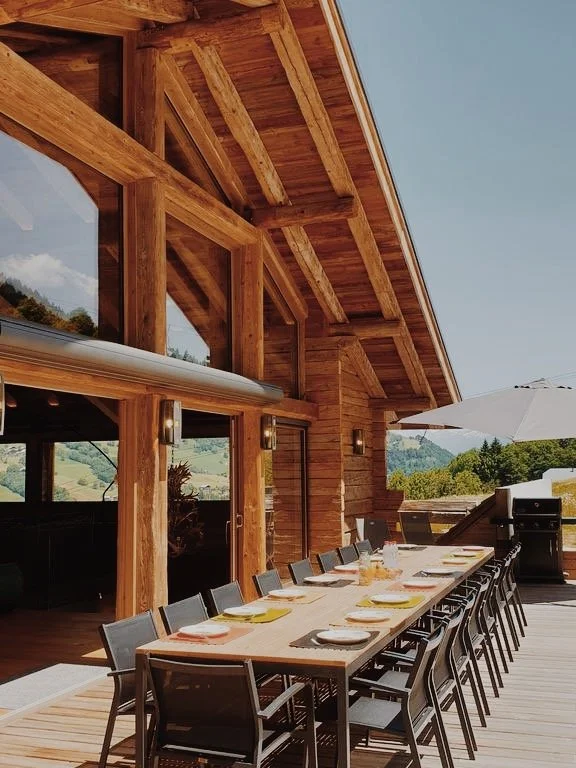 Terrasse ensoleillée d’un chalet alpin lors d’un sejour a la montagne.