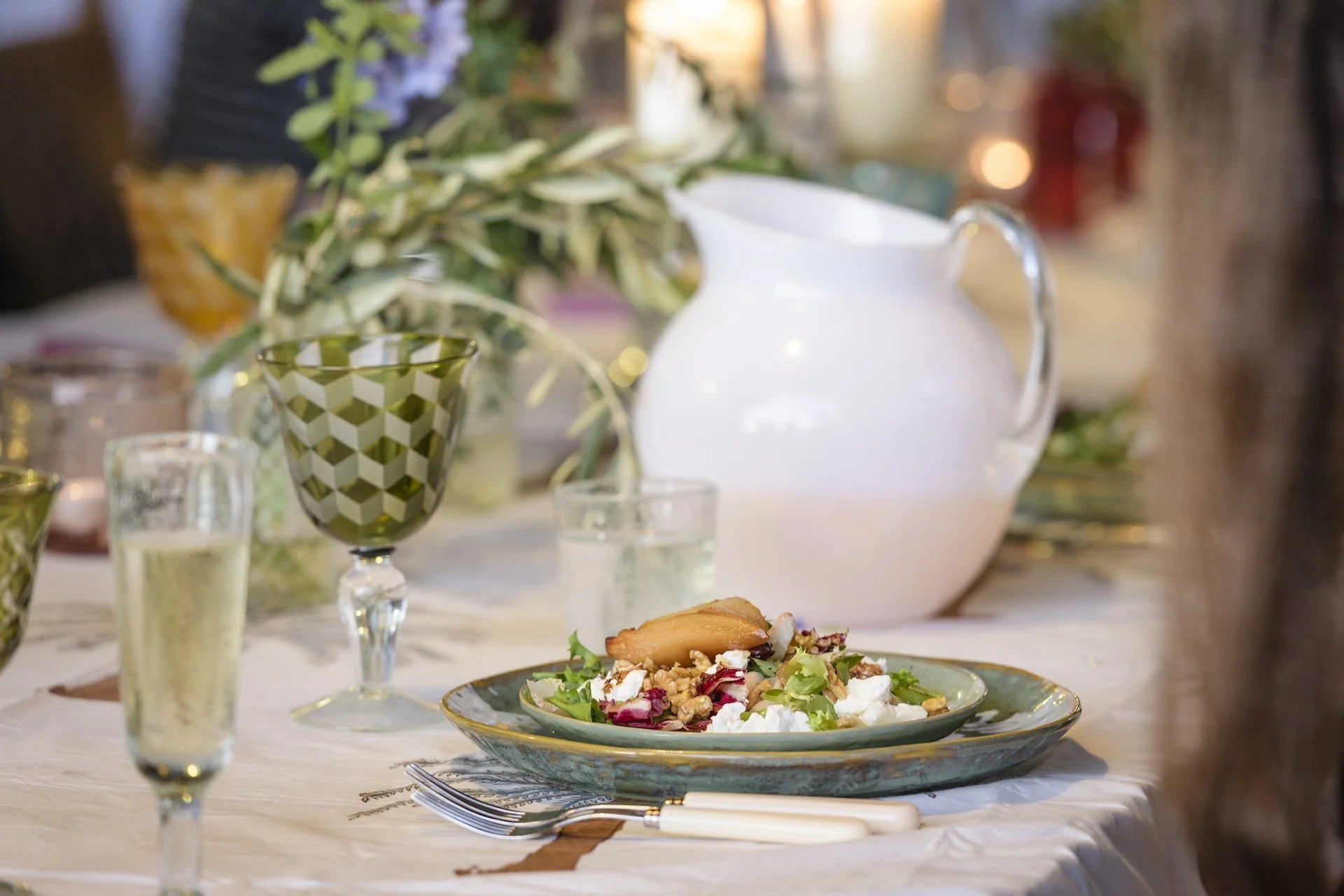 Assiette végétarienne gastronomique avec salade, fromage frais et noix — cuisine végétale retraite yoga Reset Andalousie 2026