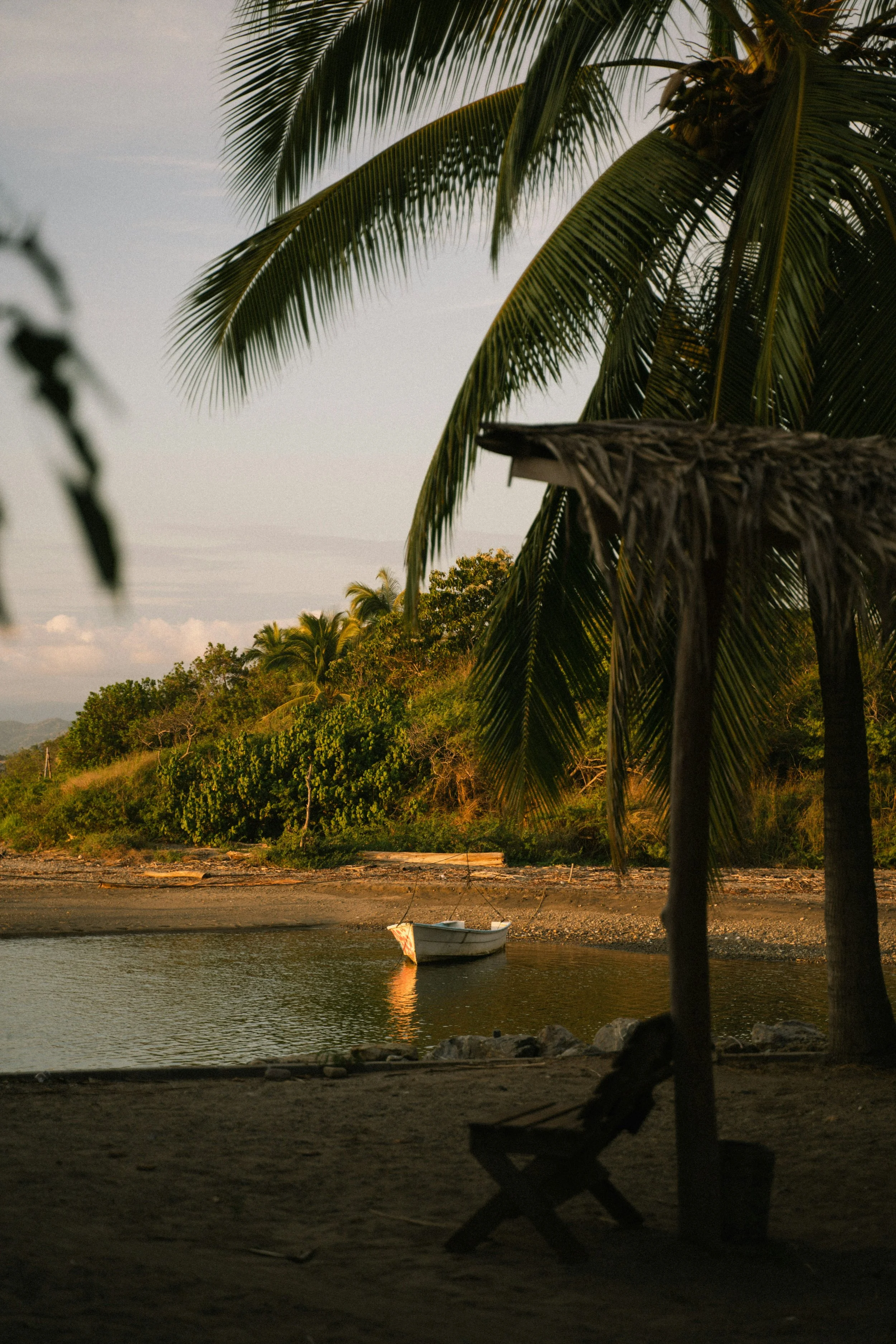 Baie tropicale au coucher de soleil aux Philippines avec barque et palmiers, retraite spirituelle yoga Asie