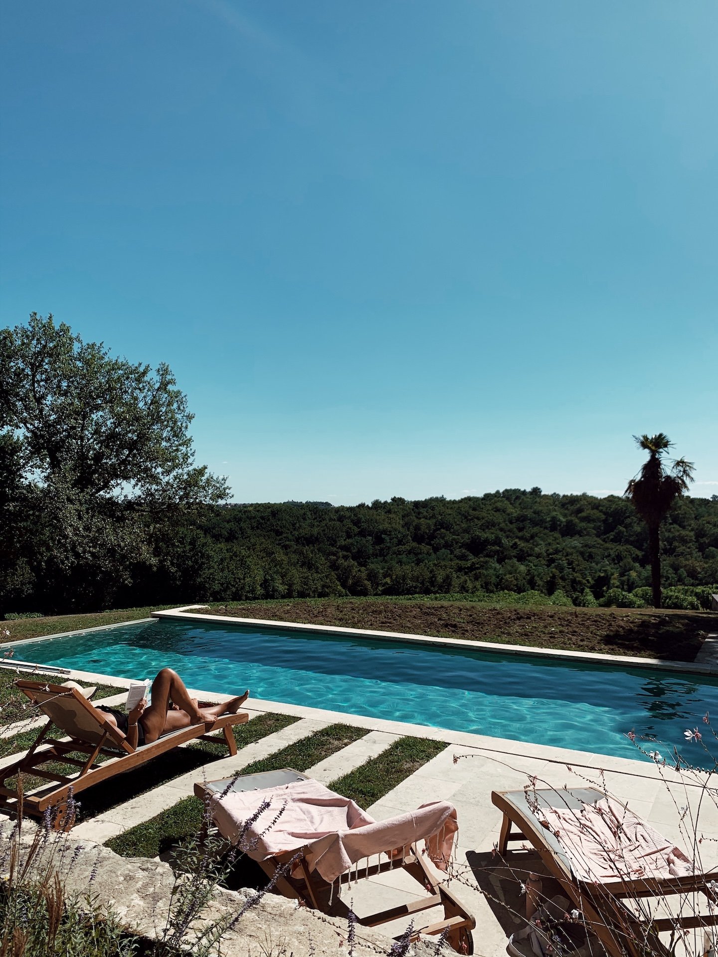 Piscine extérieure d'un manoir — retraite yoga Kundalini et chamanisme proche de Paris juillet 2026