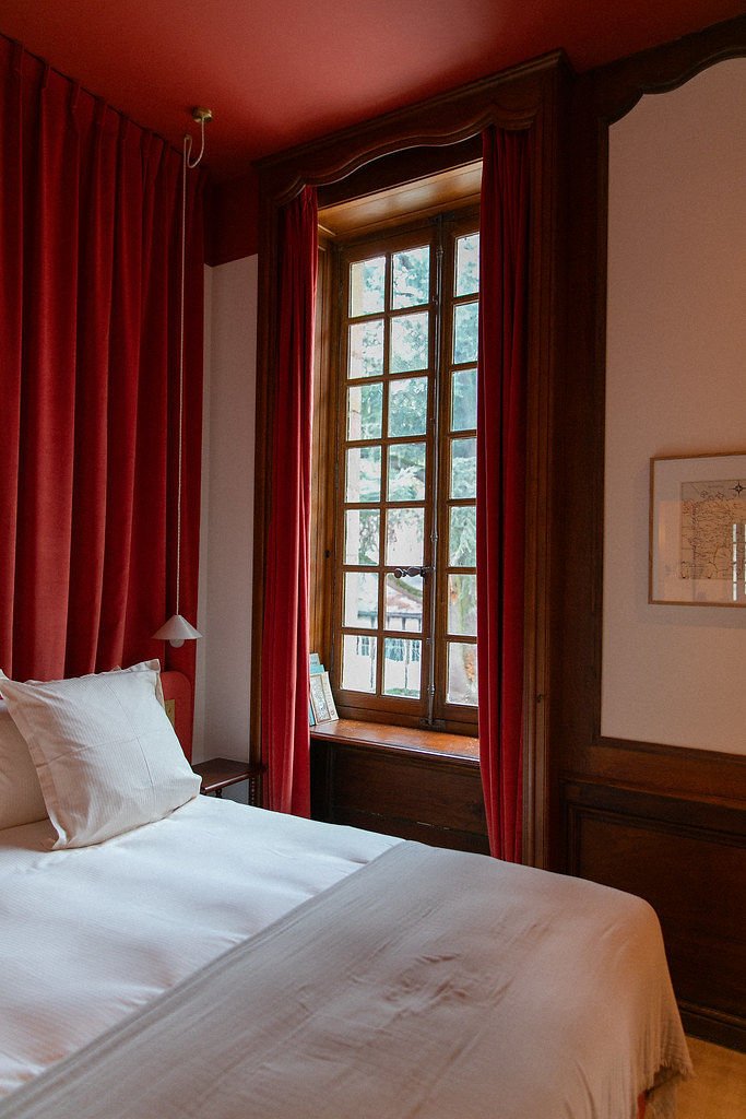 Chambre chaleureuse de l’hôtel Bellevigne, parfait pour un week-end de retraite yoga, méditation et exploration des terroirs viticoles.