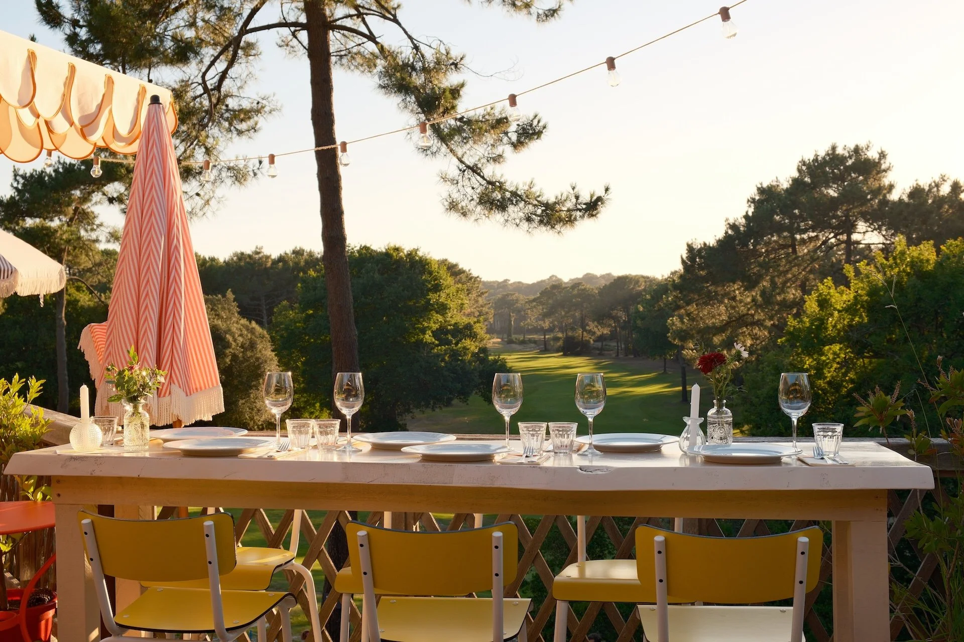 Table dressée en terrasse avec vue sur le lac et la pinède, repas retraite yoga féminin hôtel La Baignoire Lacanau