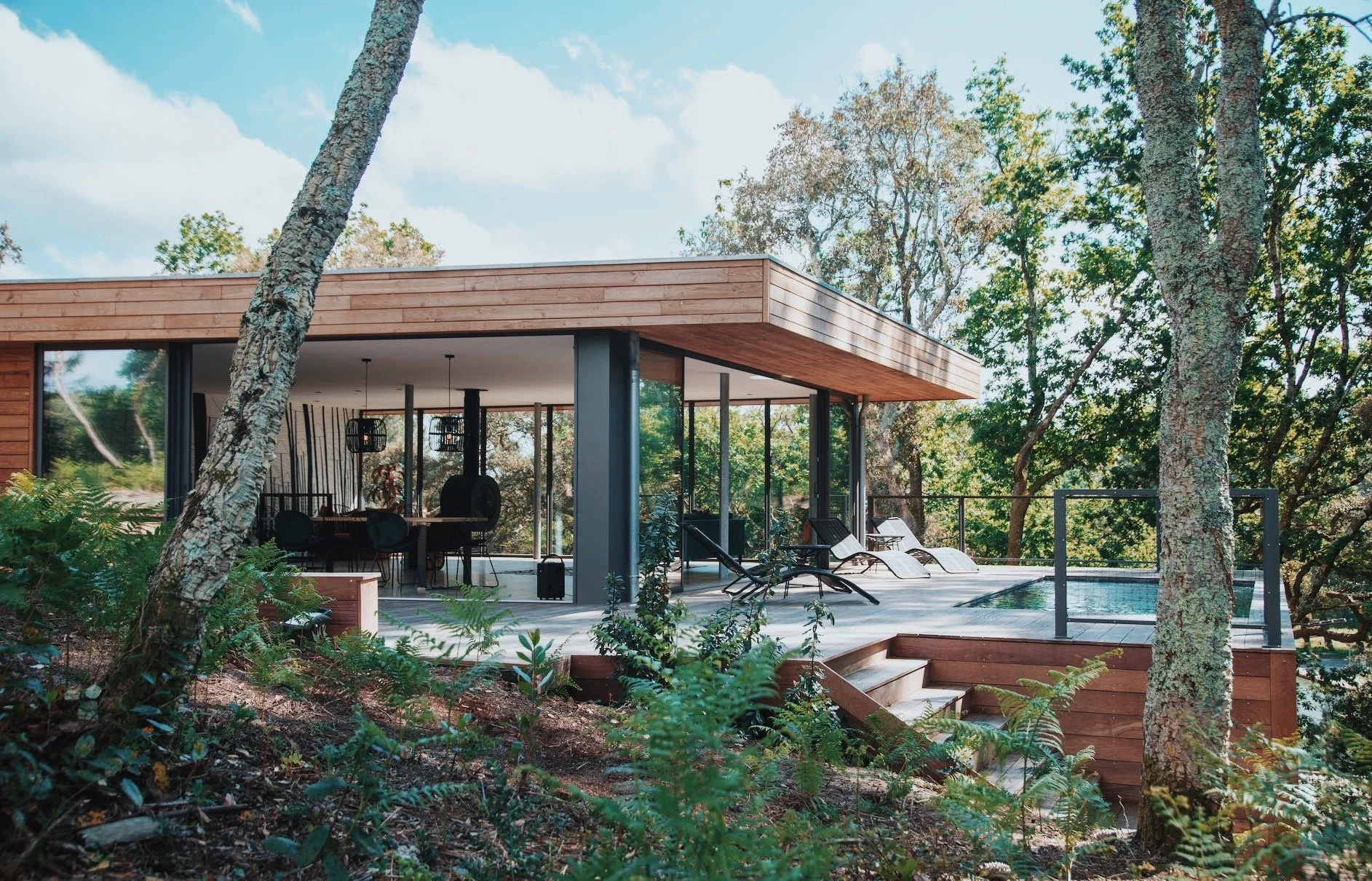 Villa contemporaine avec piscine et terrasse en bois dans la forêt, retraite yoga nouvel an Hossegor Landes