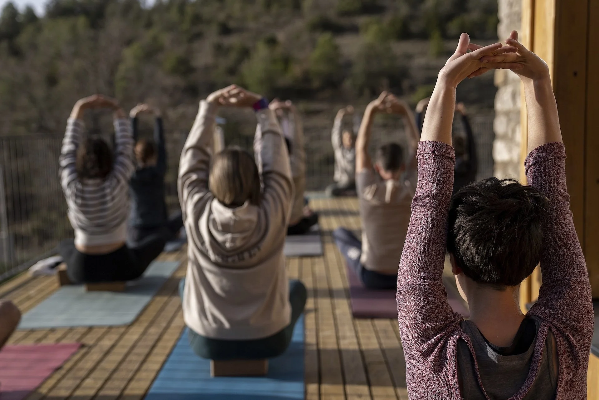 Séance de yoga en extérieur au cœur des Pyrénées — retraite yoga randonnée montagne