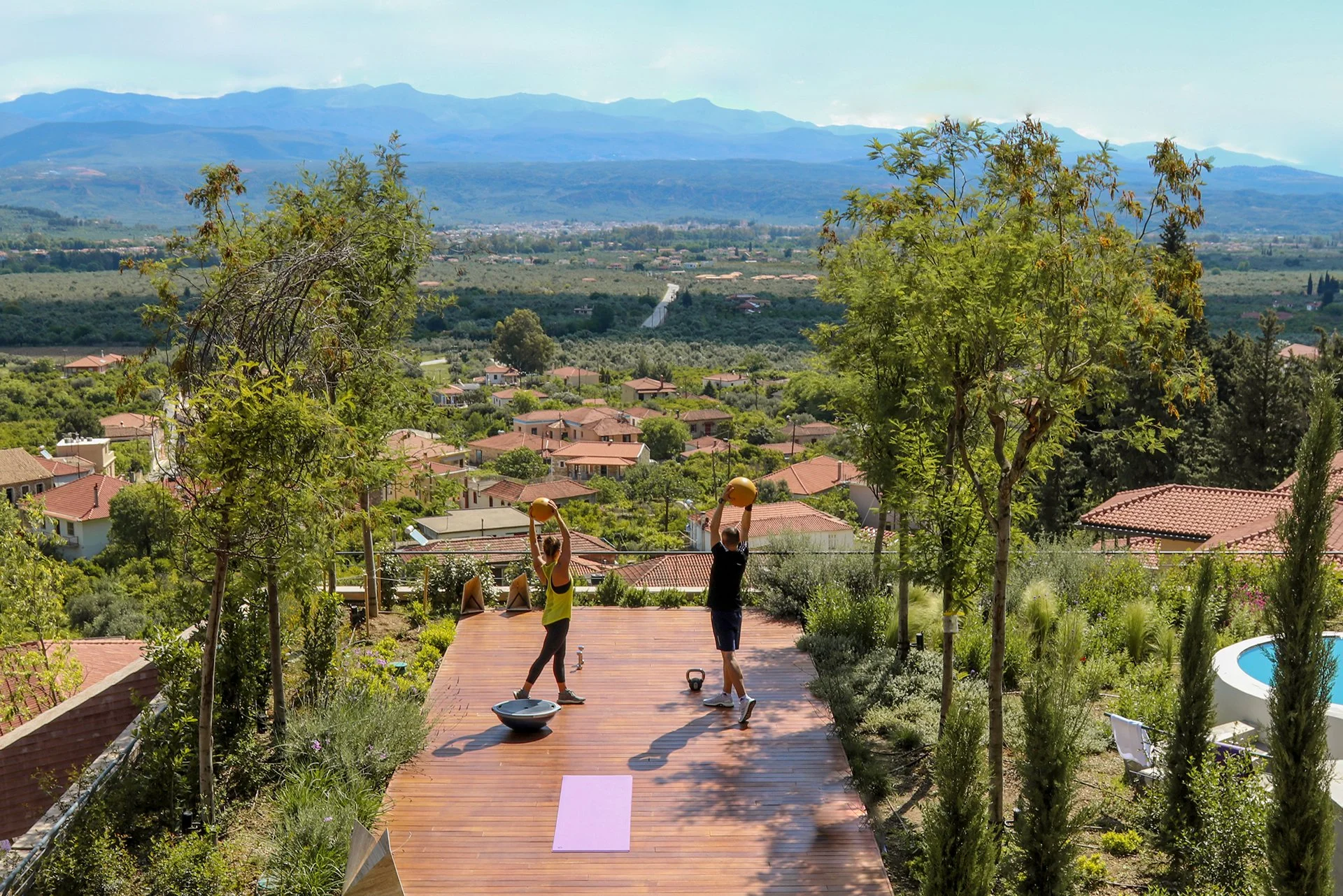 Séjour yoga luxe en pleine nature : séance de yoga en extérieur avec vue sur la vallée, moment de sérénité et de reconnexion