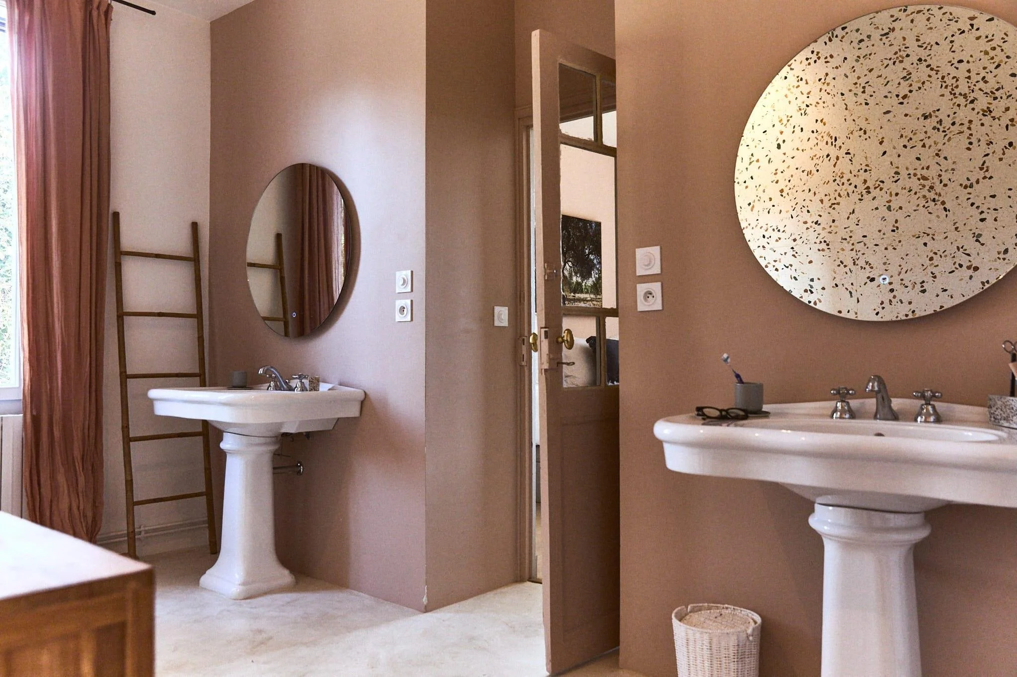 Salle de bain au design naturel et raffiné de la retraite bien être féminin, où chaque détail invite à la détente et au soin de soi.