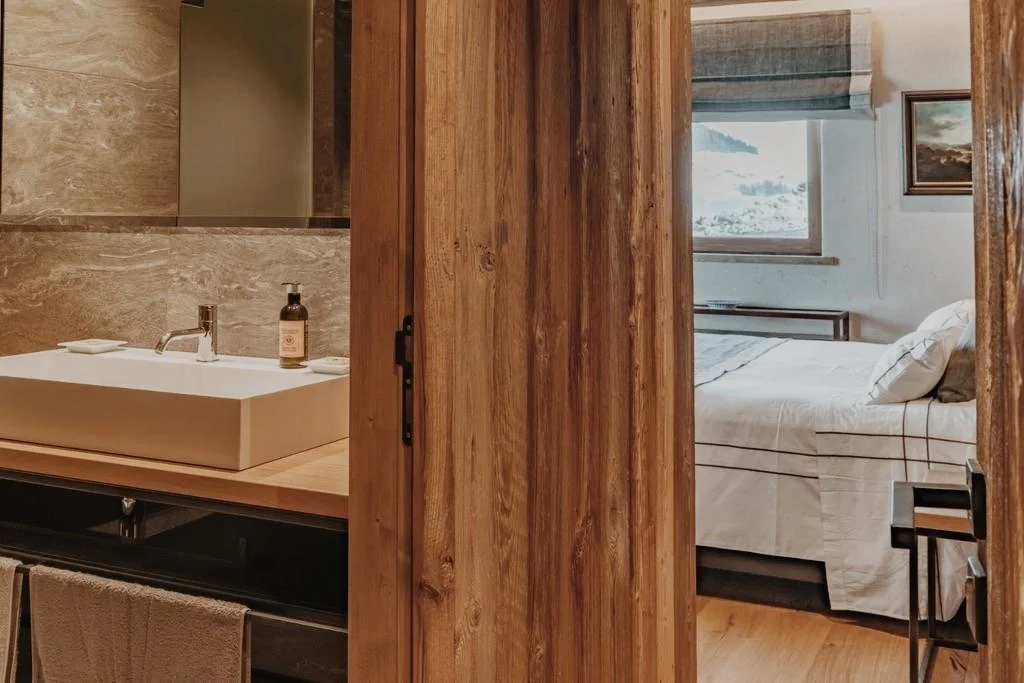 Chambre lumineuse dans un chalet des Alpes pour se reposer après un stage yoga et randonnée