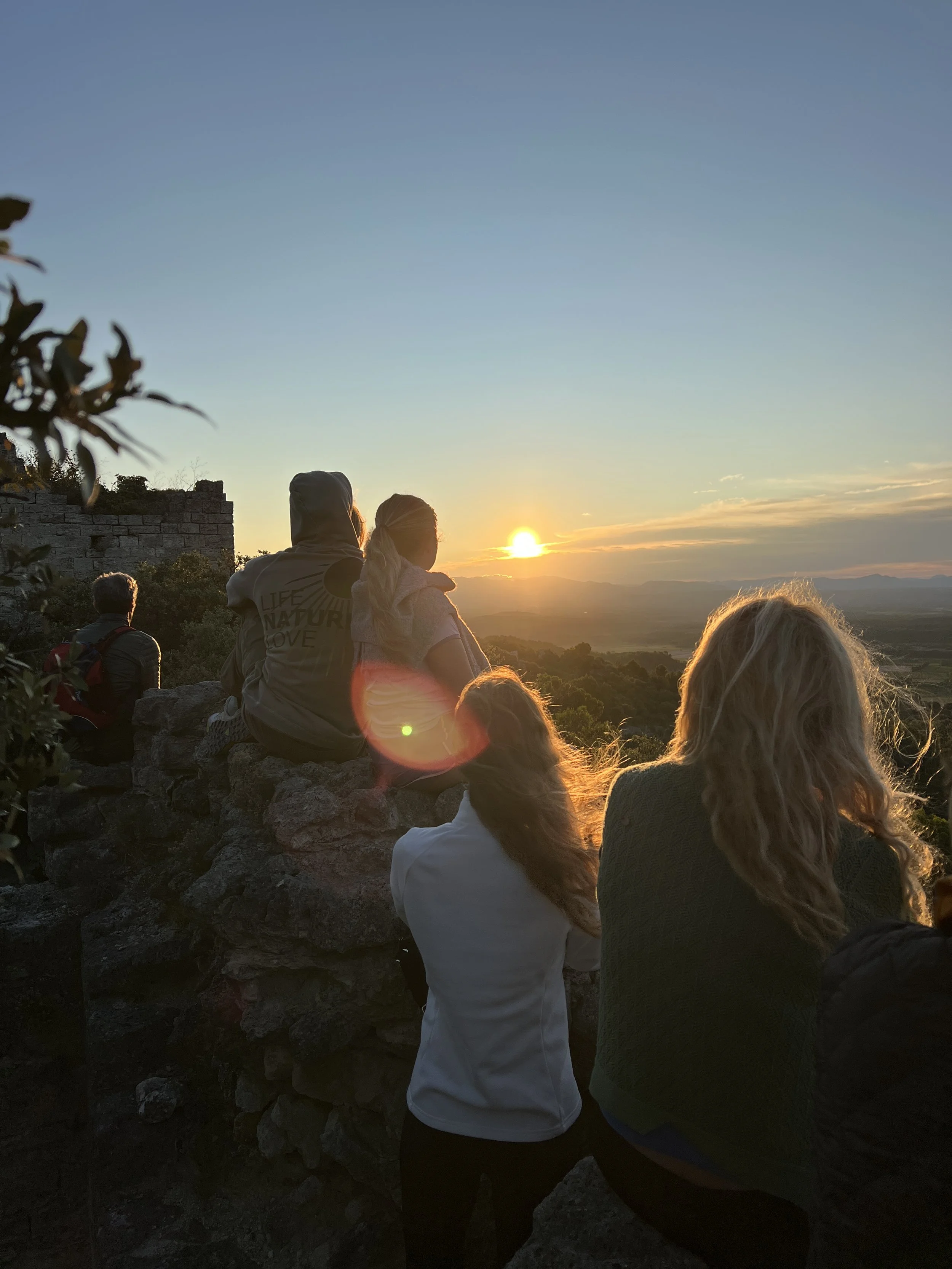 Méditation au lever de soleil dans le mas en Drôme provençale. Une expérience rare et lumineuse de la retraite Yoga & Numérologie haut de gamme.