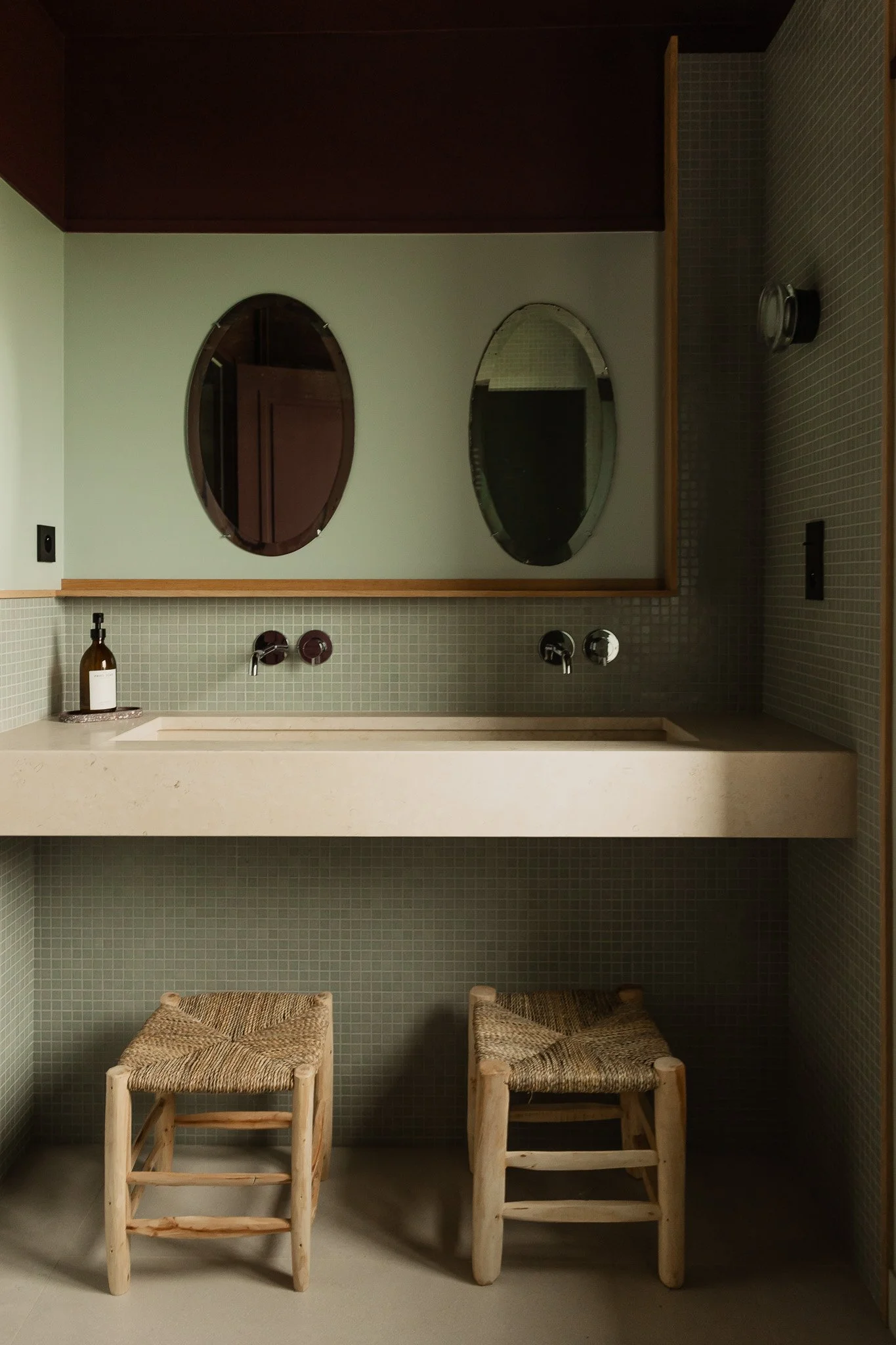 Salle de bain élégante et lumineuse avec équipements haut de gamme. Confort et raffinement pour une retraite yoga & bien-être exclusive dans le Perche.