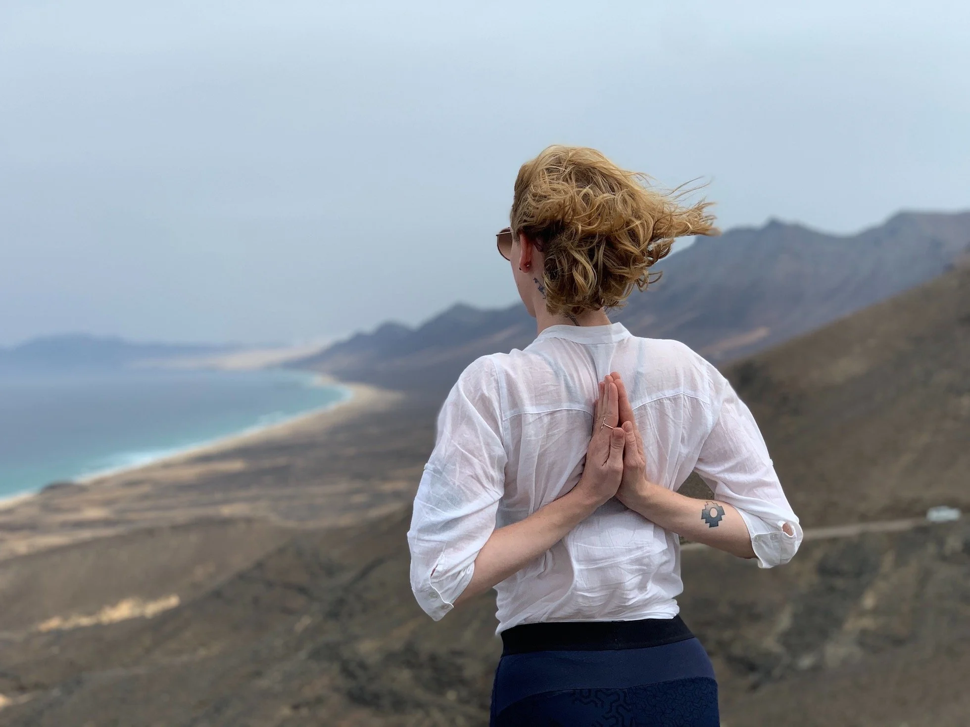 Moment de méditation face à un paysage inspirant, parfait pour un séminaire bien être entreprise axé sur la déconnexion, la gestion du stress et la qualité de vie au travail. Un temps pour apaiser l’esprit et renforcer la concentration.