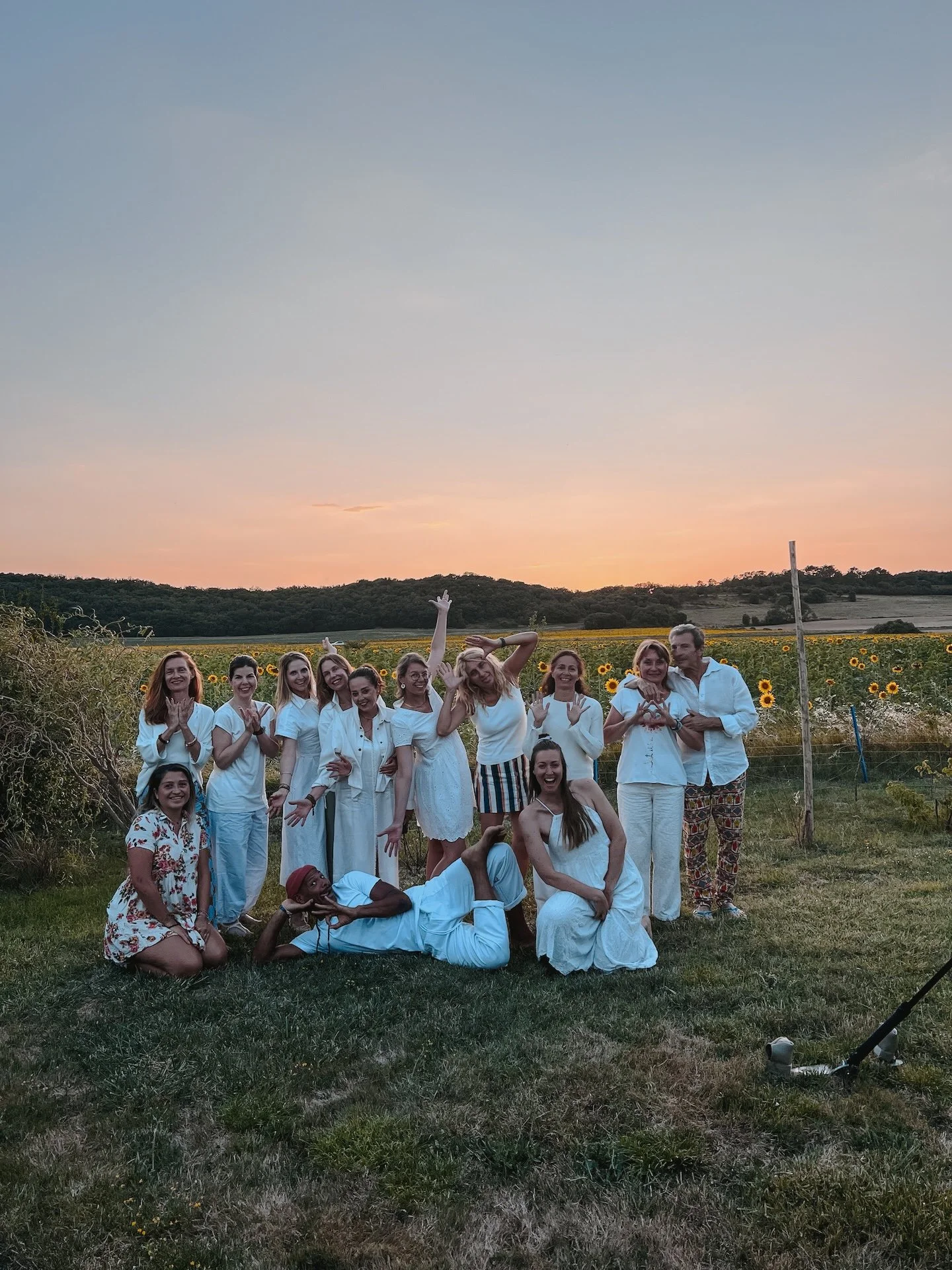 Groupe de participants en tenues blanches dans un champ de tournesols — retraite yoga Kundalini éveil intérieur Solterre proche de Paris 2026