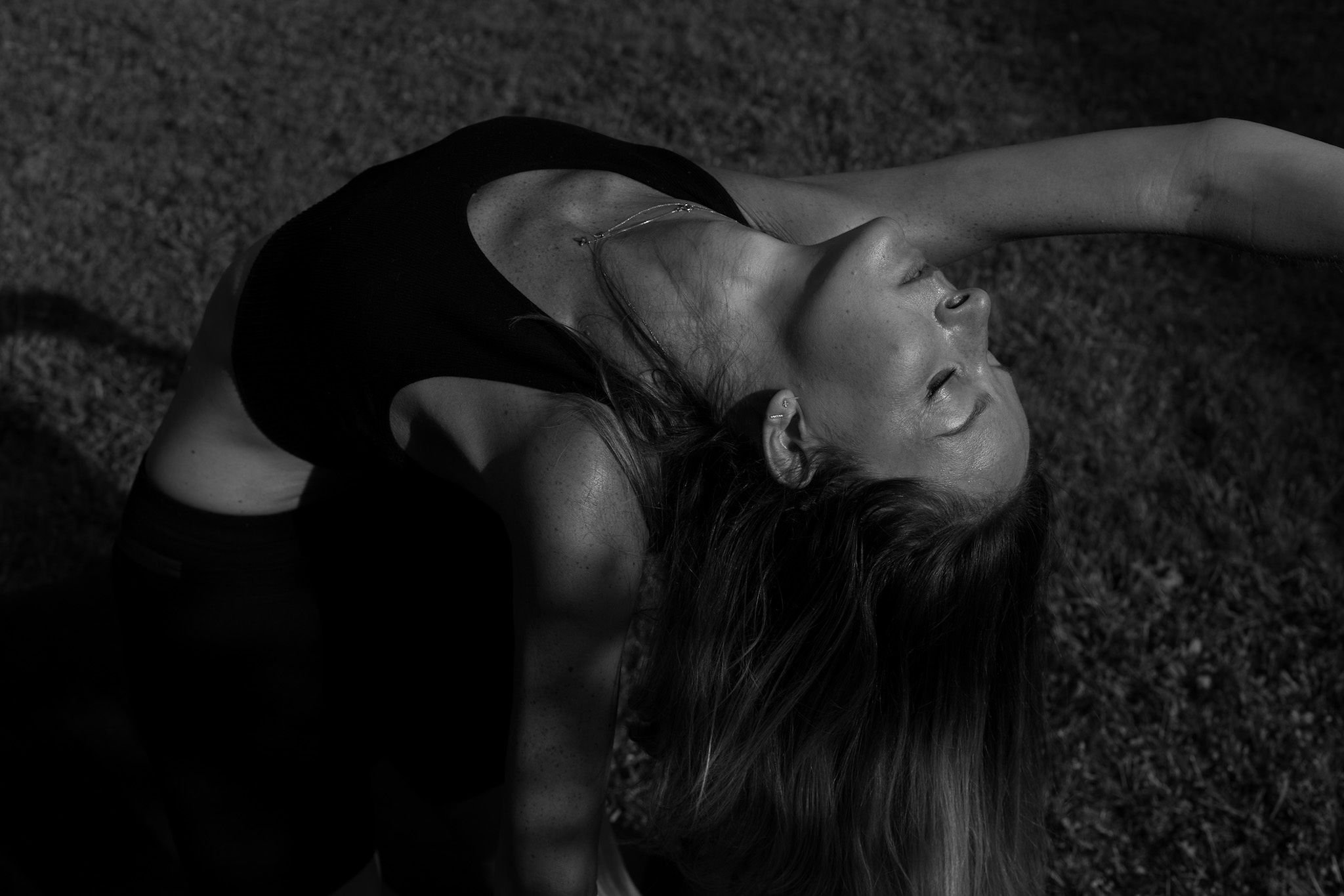 Portrait de Laure-Anne, professeure de yoga lors d'une retraite bien-être en Bourgogne. Posture de yoga, concentration et pratique en conscience.