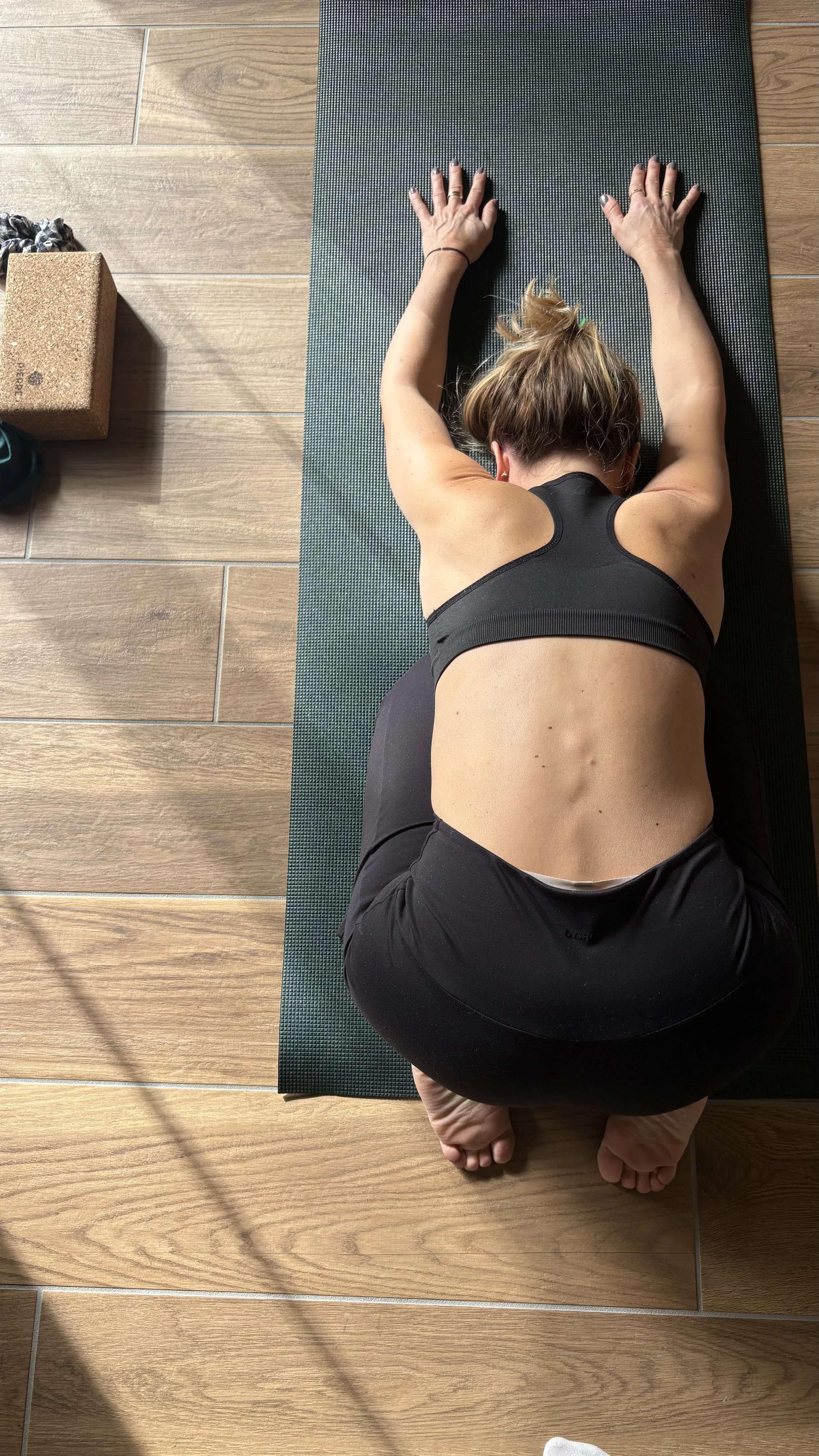Femme en posture de yoga — séance yoga retraite bien-être Bourgogne automne 2026