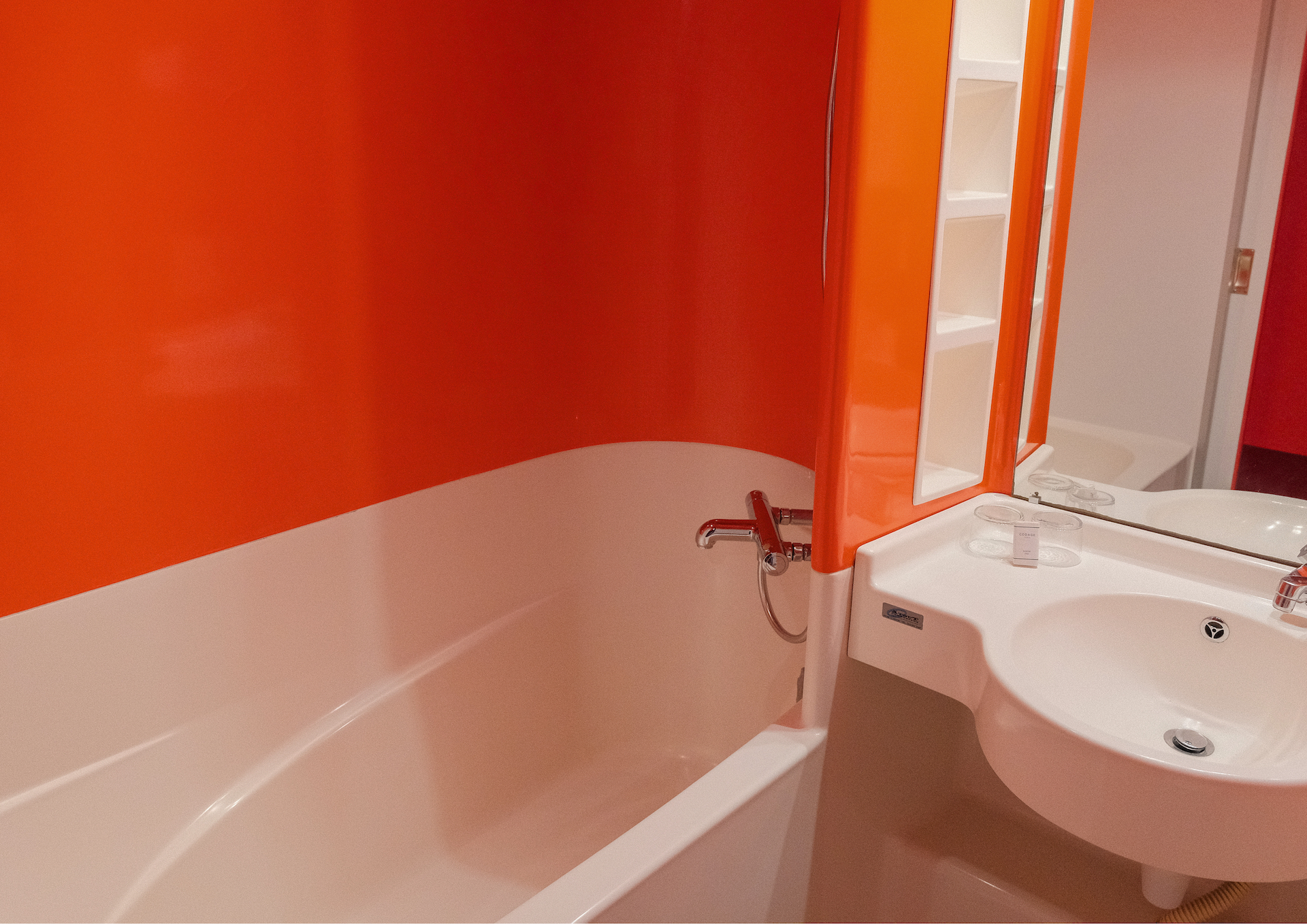 Salle de bain au style vintage seventies orange, hôtel La Baignoire Lacanau séjour bien-être Landes