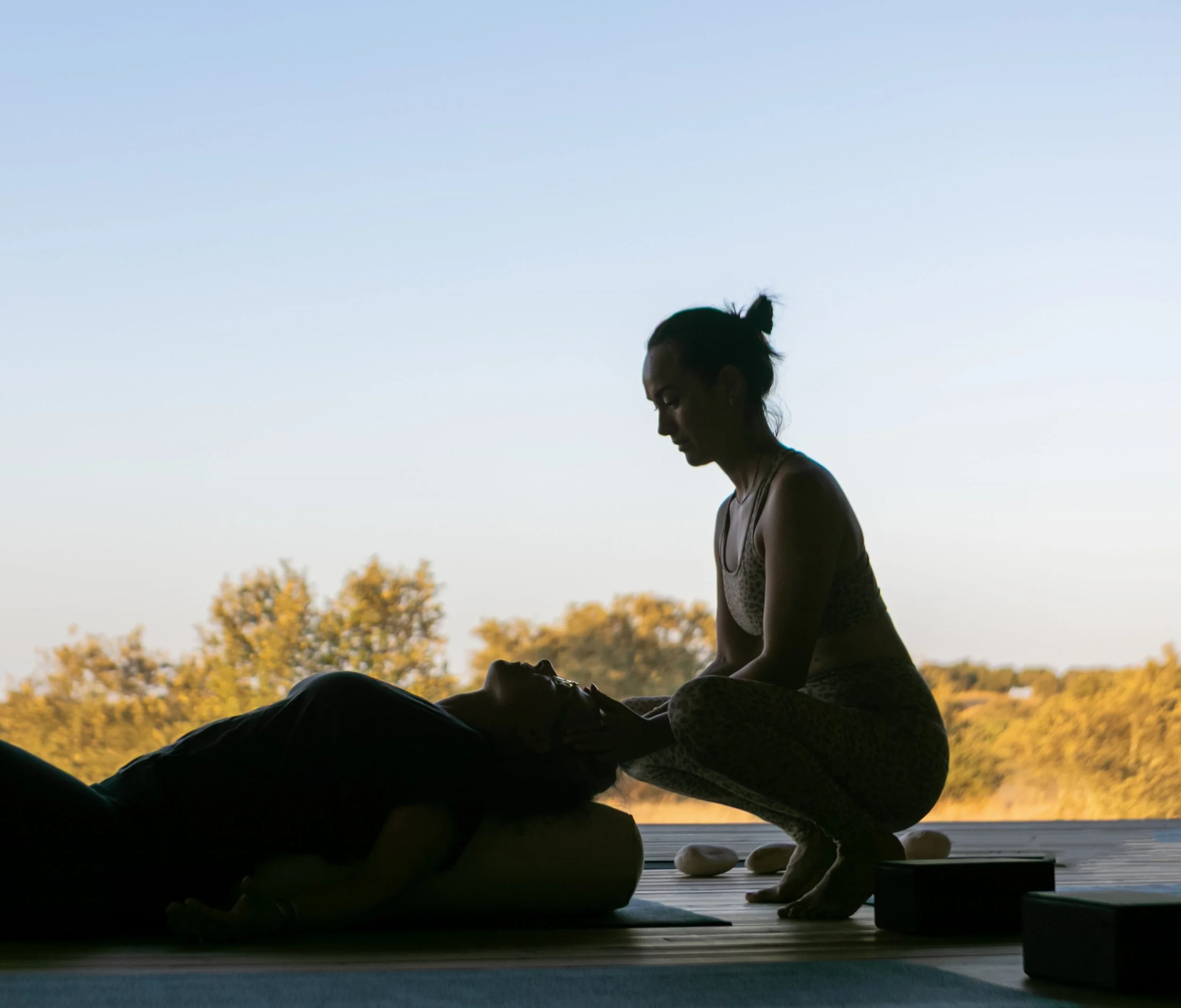 Séance de yin yoga au coucher du soleil avec Devy — retraite yoga Alentejo