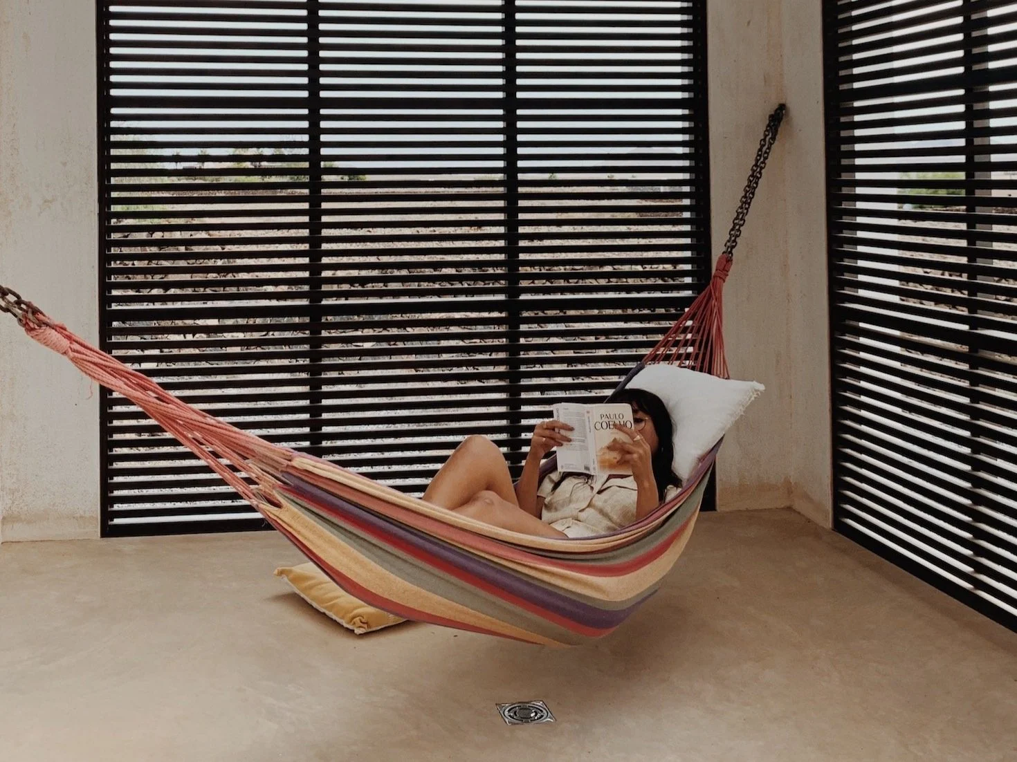 Instant de lecture dans un hamac, symbole de sérénité et de déconnexion lors d’un séminaire bien être entreprise. Un espace de pause qui favorise la créativité, le repos mental et la détente en plein air.