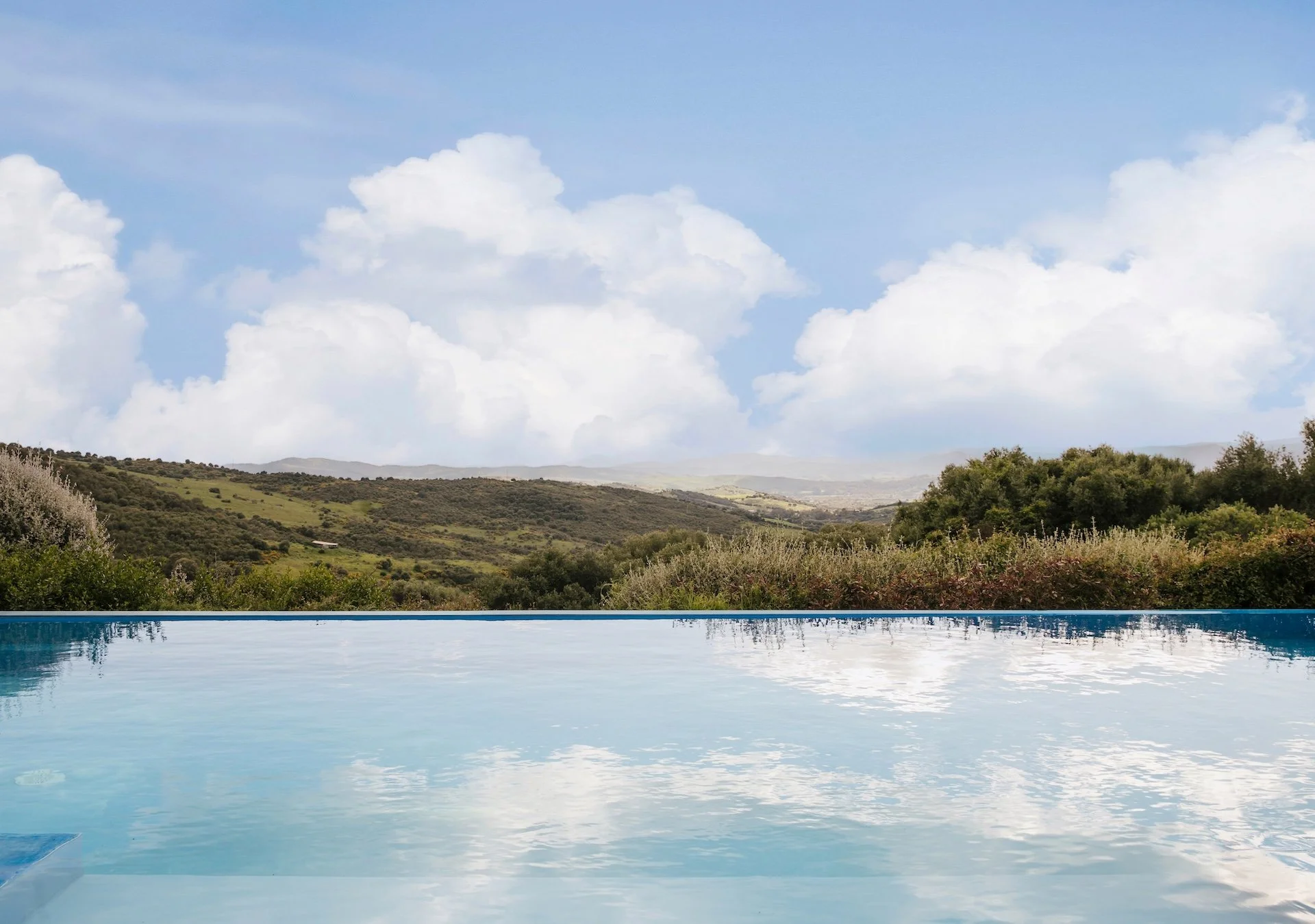 Plan d'eau turquoise entouré de collines andalouses — séjour bien-être nature Espagne retraite yoga 2026