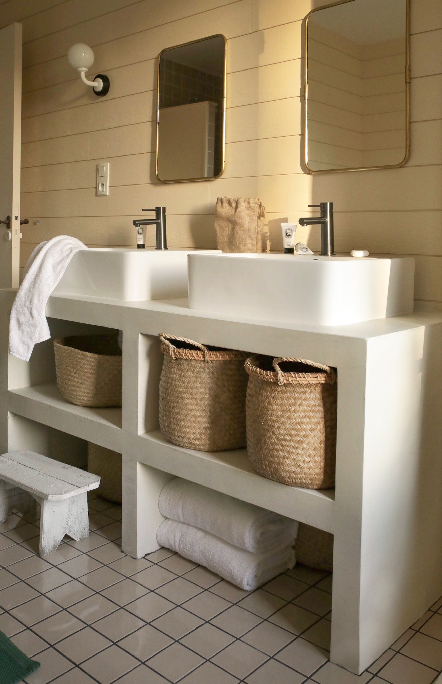 Salle de bain raffinée d’une retraite yoga haut de gamme en Bretagne, alliant confort et atmosphère apaisante pour une expérience de détente complète.