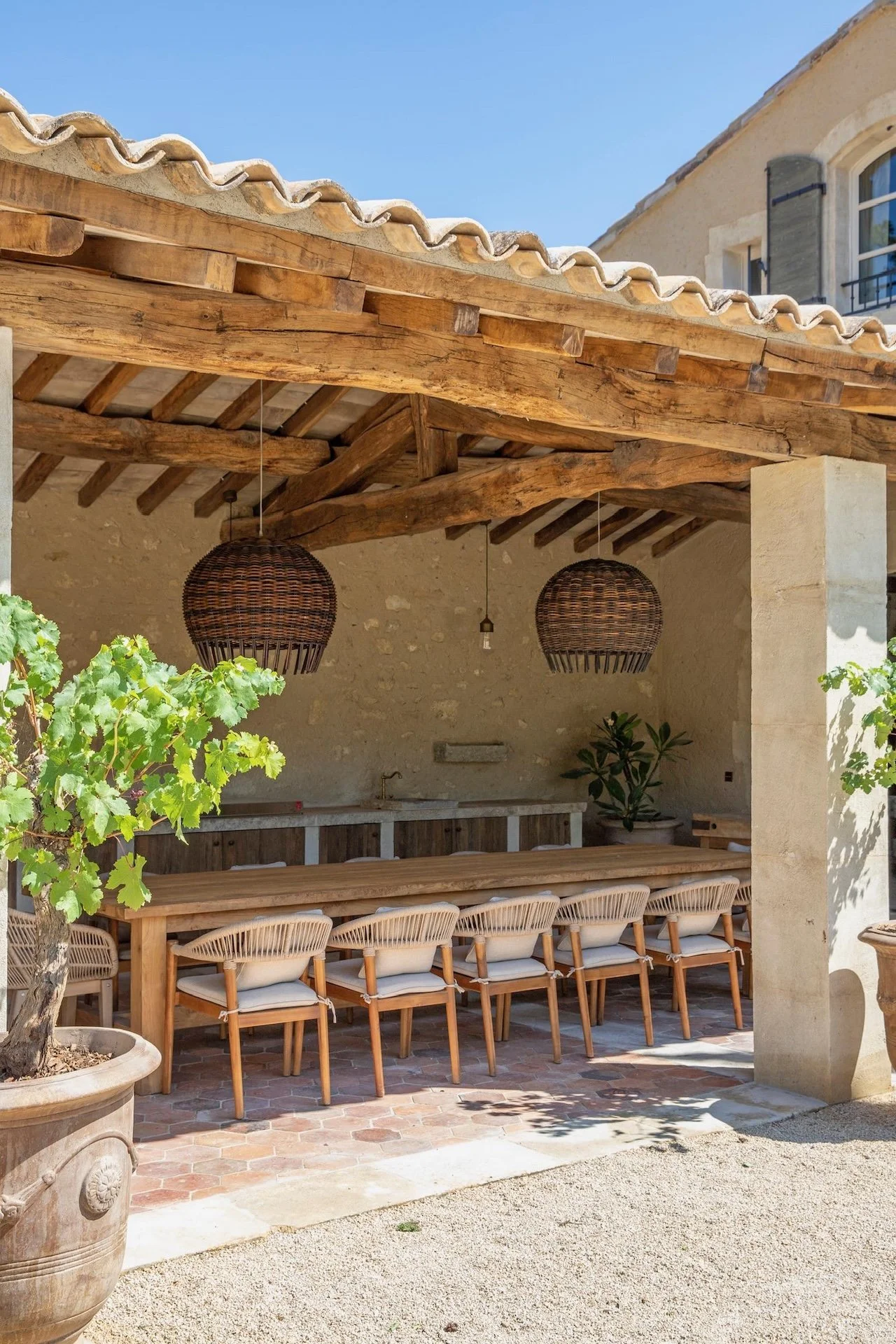 Terrasse couverte aux poutres apparentes du mas provençal - retraite yoga Provence
