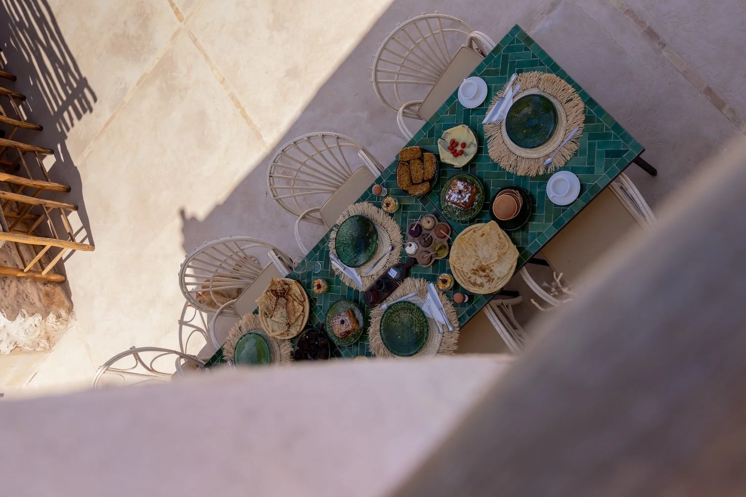 table de brunch végétarien pendant un séjour yoga au Maroc