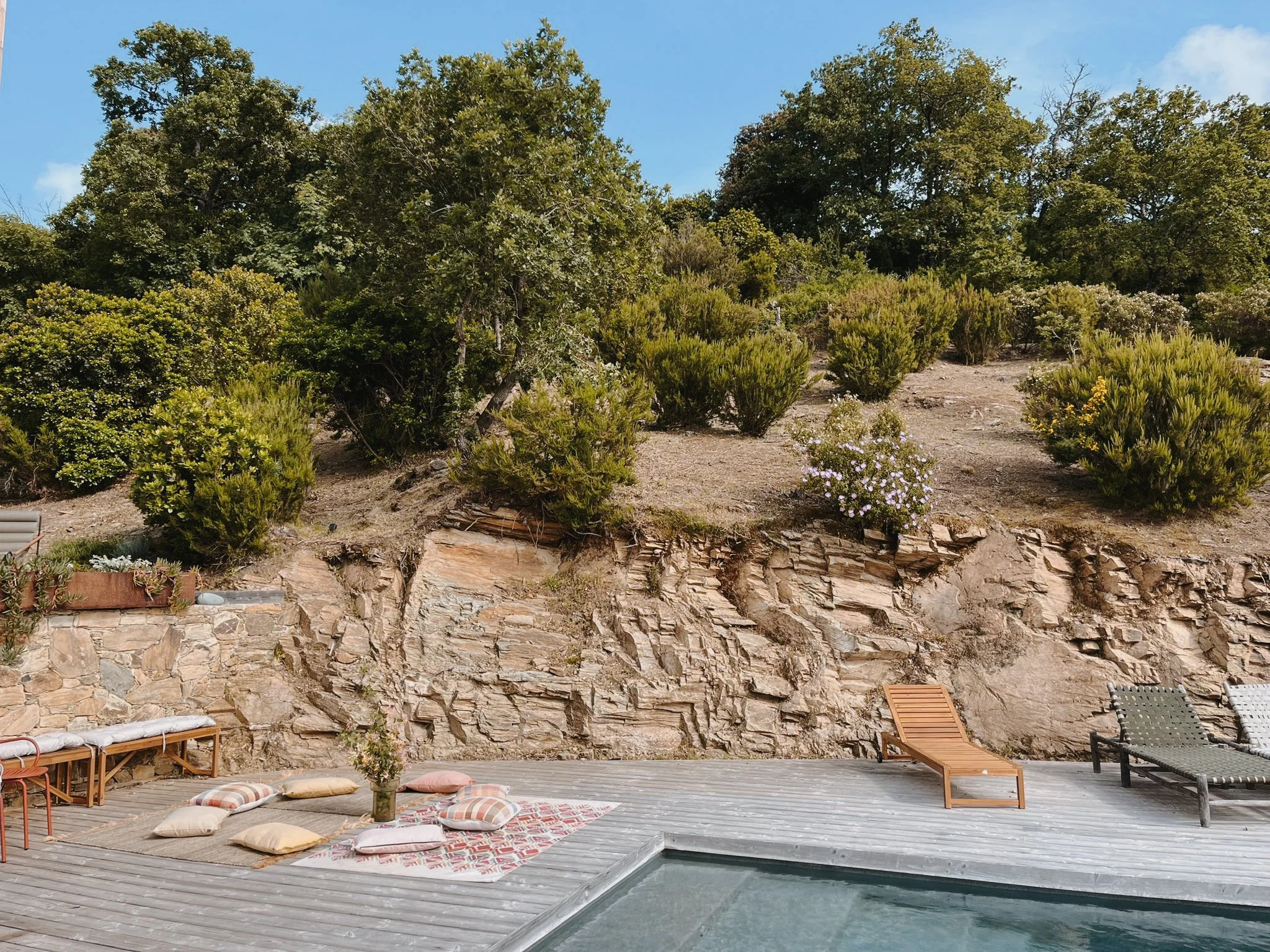 Piscine et cercle de femme — séjour bien-être yoga Haute-Corse automne 2026