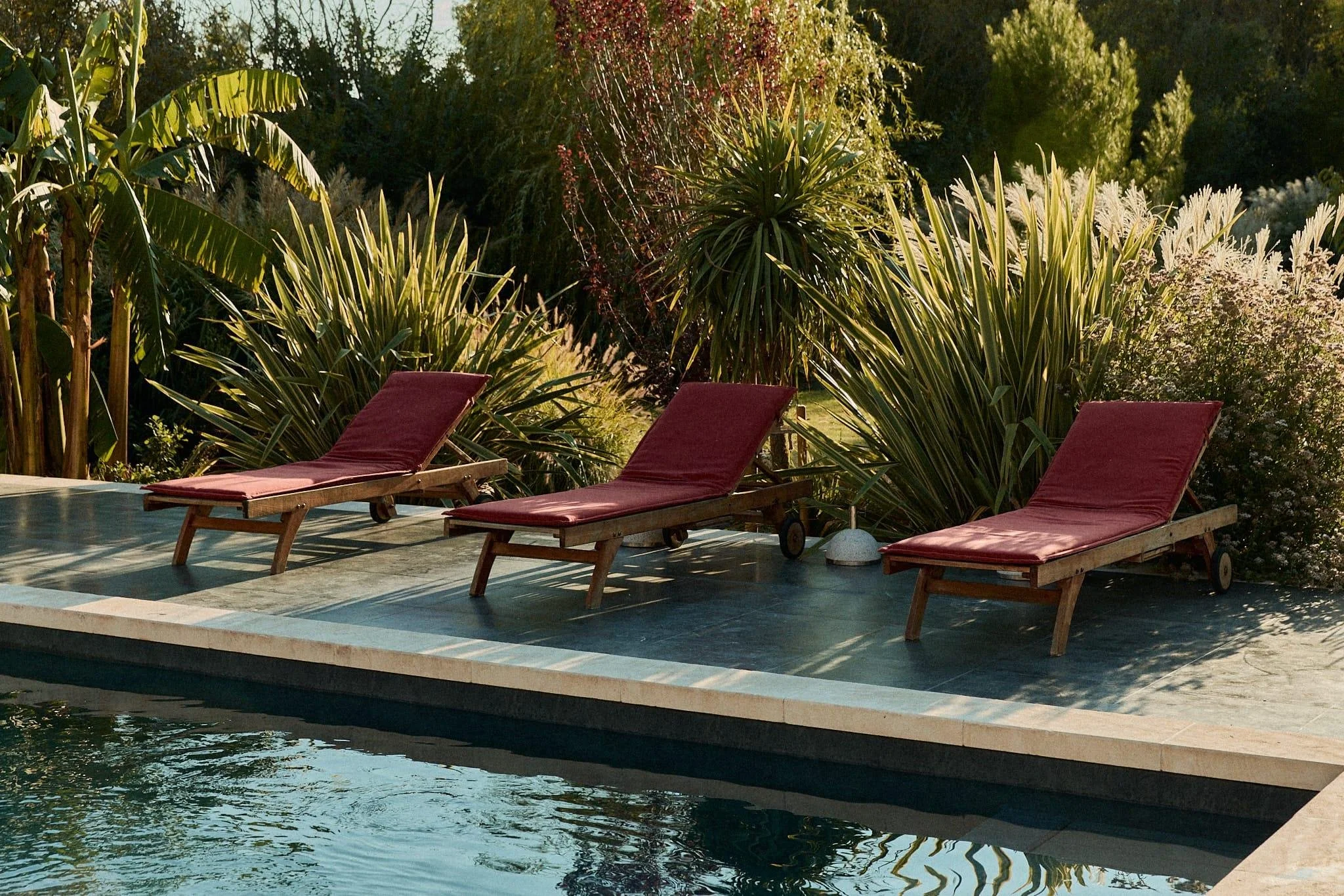 Piscine entourée de bains de soleil pour les moments de détente de la retraite yoga femmes en Provence. Un cadre de sérénité entre ciel, eau et nature.