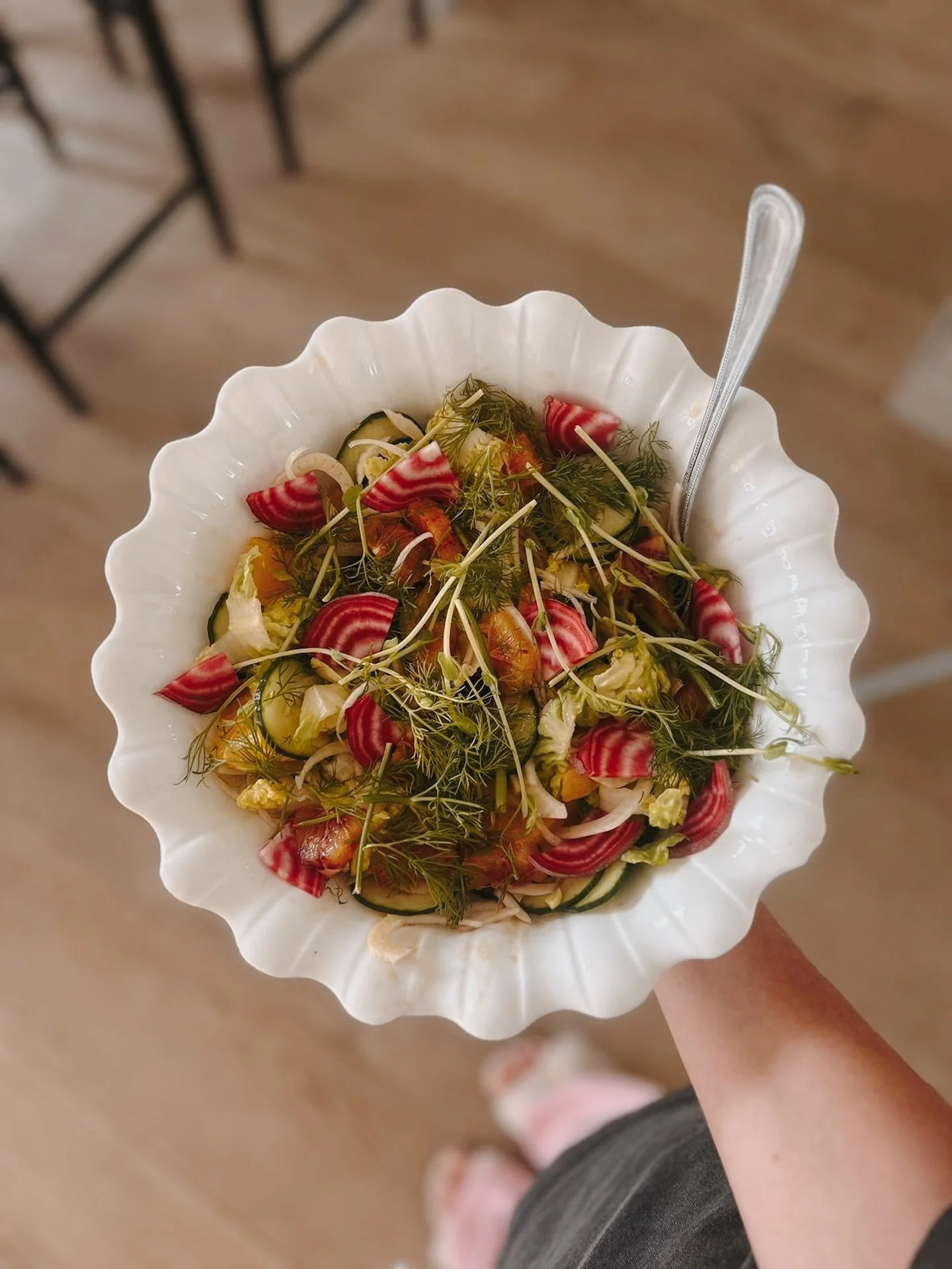 Assiette végétarienne colorée — betterave, salade et légumes d'été de saison, cuisine gourmande et locale au cœur du séjour bien-être