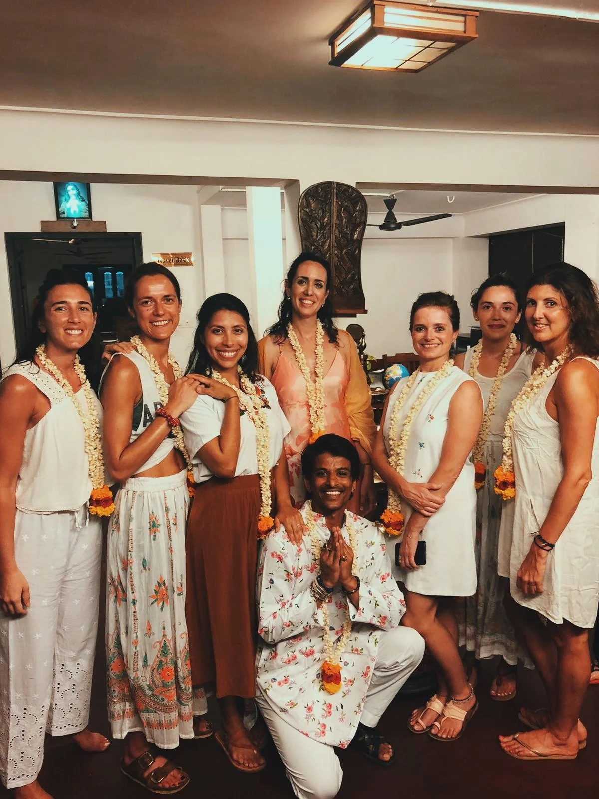 Rizières en terrasses du Kerala avec une cahute traditionnelle, cascade et montagne verdoyante en arrière-plan — stage ayurvéda en Inde du Sud