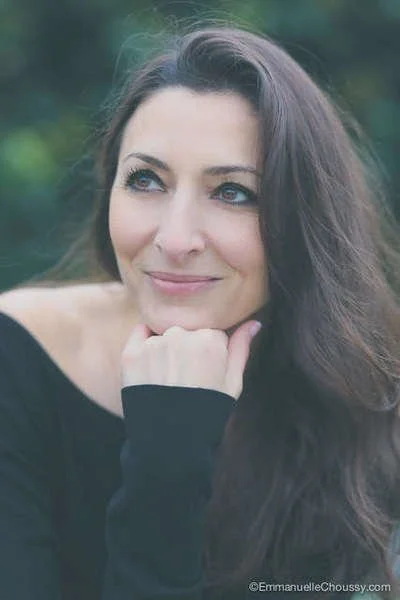 Rencontrez Céline Herminie, intervenante de votre retraite spirituelle à Bali, experte en pleine conscience, pour des ateliers de méditation et de bien-être.