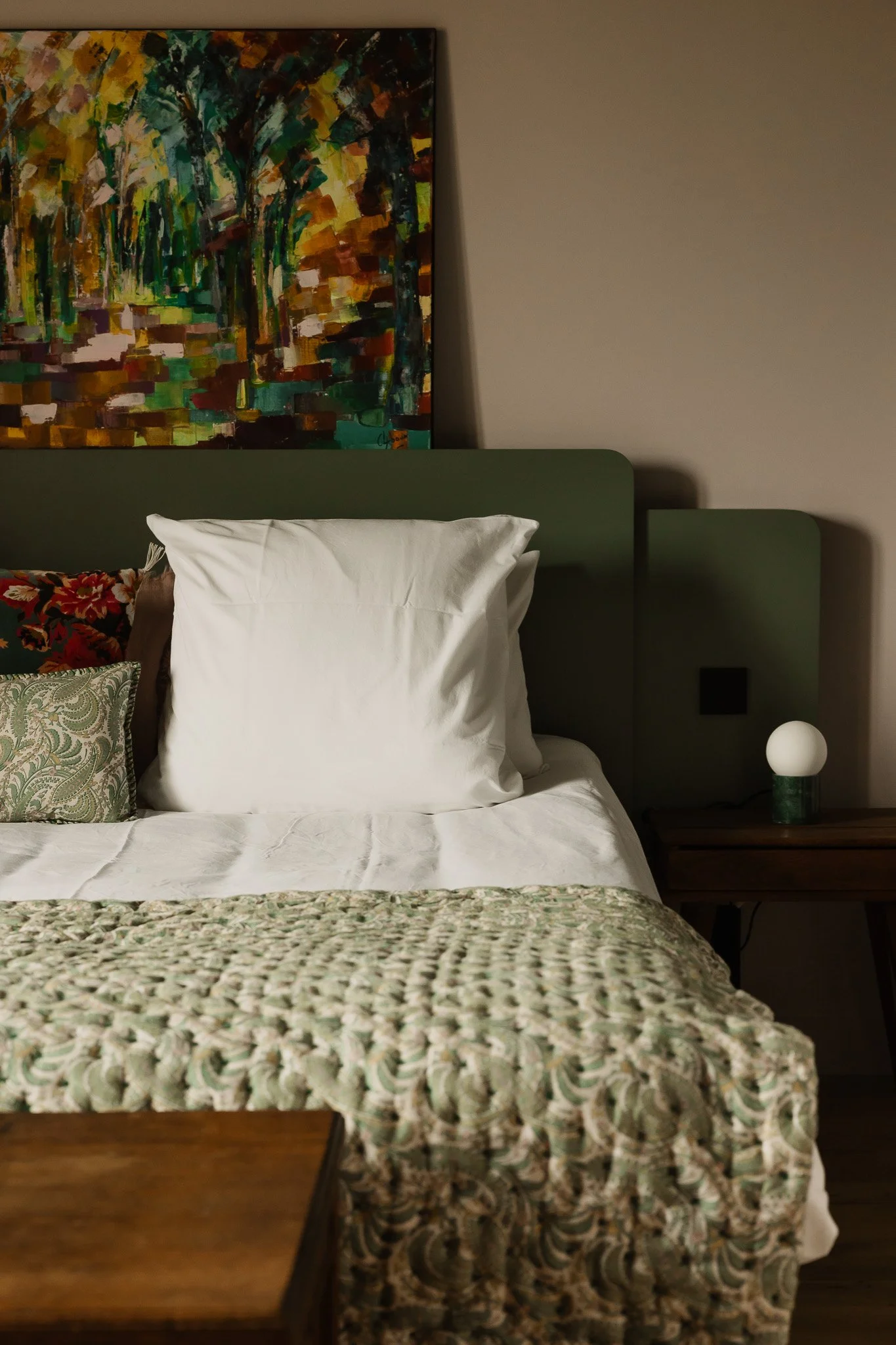 Suite raffinée et spacieuse dans un domaine du Perche. Literie haut de gamme, décoration élégante et salle de bain privée pour une retraite yoga exclusive.