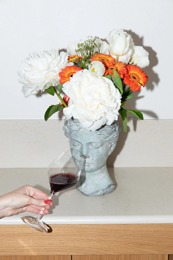 Fleurs fraîches en vase artistique lors de l’atelier floral inclus dans la retraite yoga et bien-être en Bourgogne, axée sur la créativité et les sens.