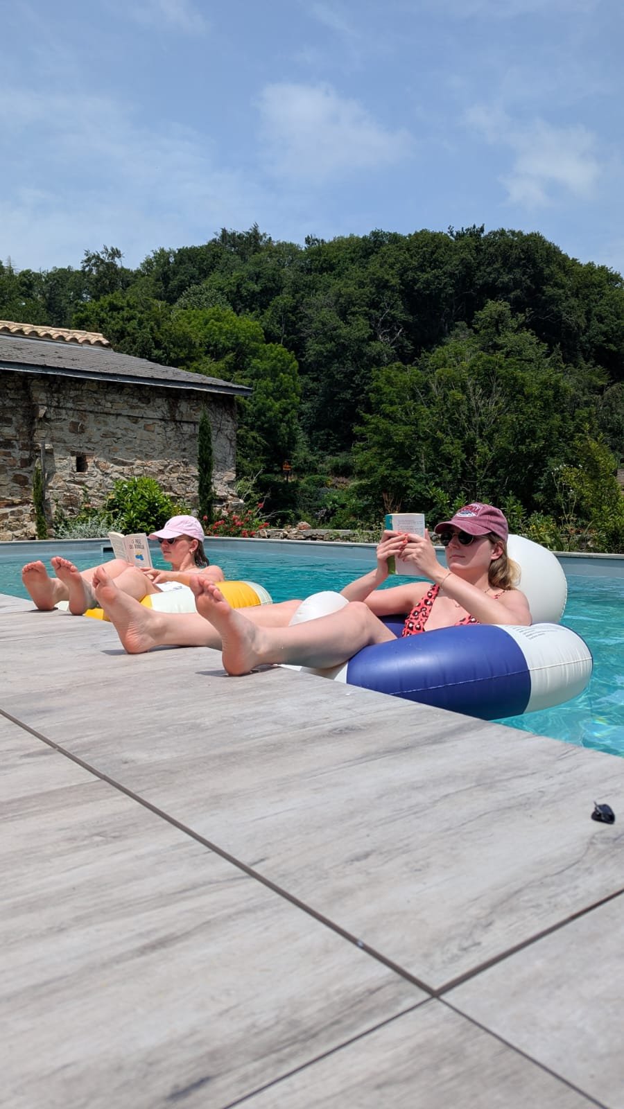 Se relaxer entre femmes dans la piscine après les pratiques, un temps de joie et de légèreté dans le séjour yoga dans l’Aude.