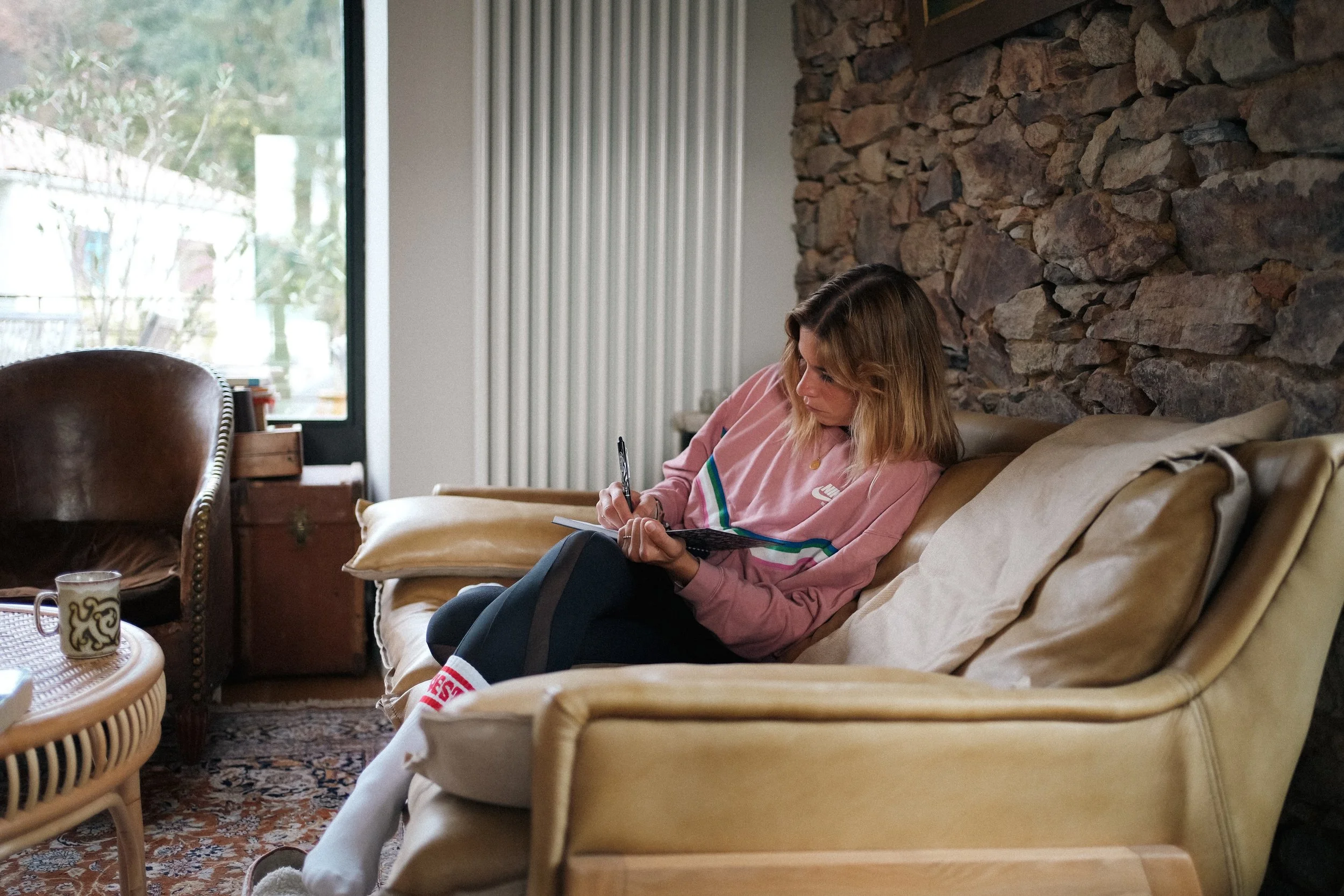 Pause douce et introspective pendant la retraite féminine, pour écrire, se recentrer et explorer ses émotions en toute intimité.