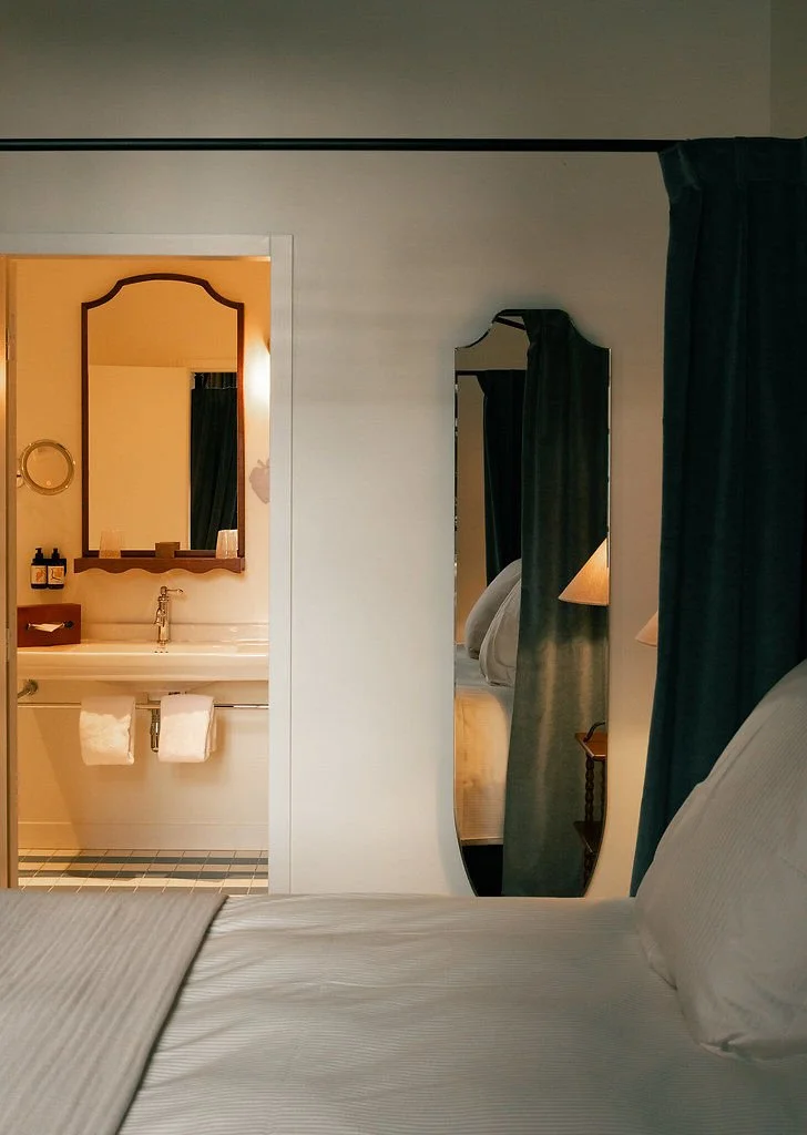 Salle de bain moderne et élégante dans les chambres de l’Hôtel Bellevigne, hébergement haut de gamme pour retraite yoga et nature