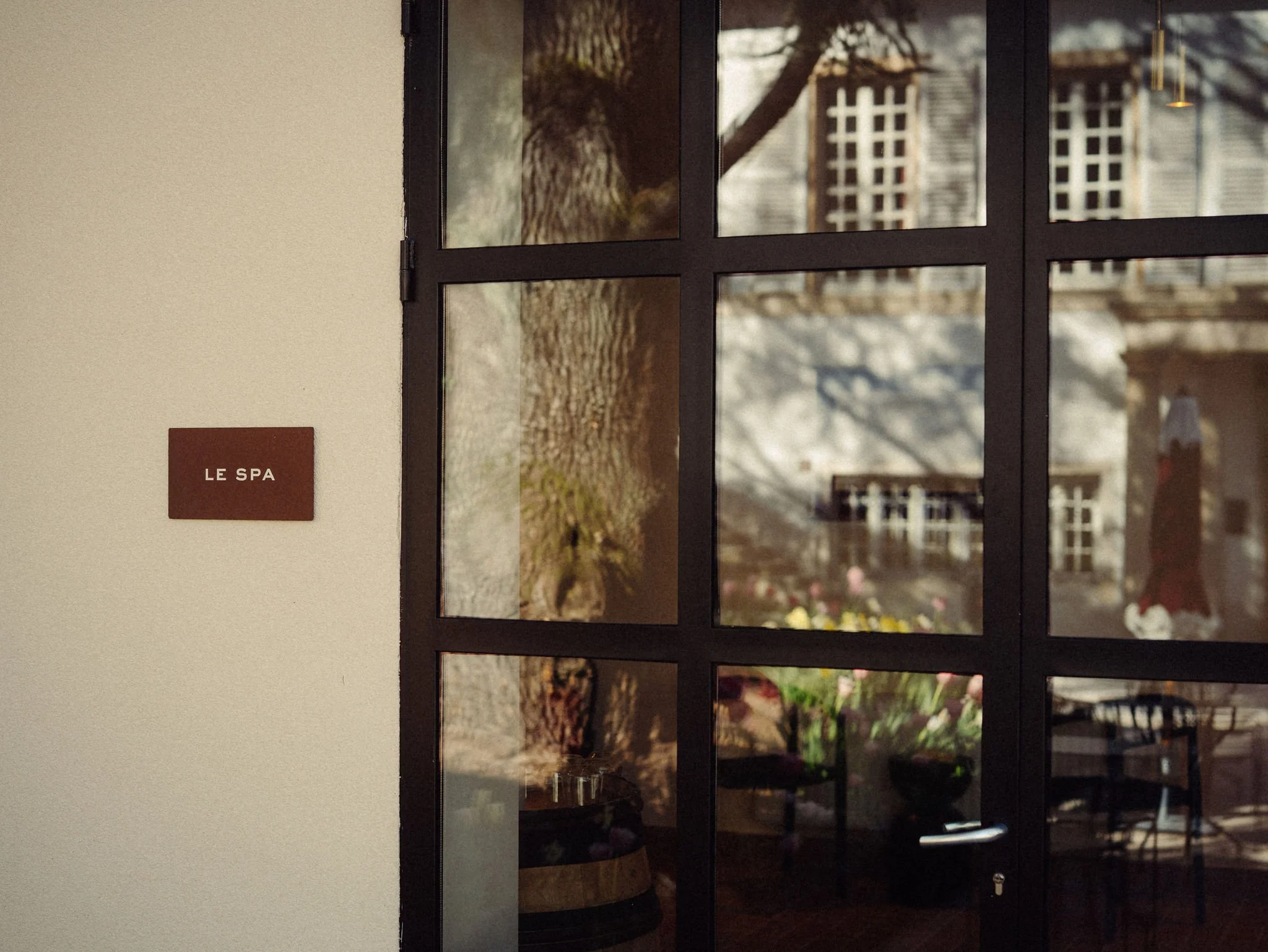 Reflet des paysages bourguignons sur les fenêtres du spa, idéal pour se reconnecter à la nature pendant une retraite yoga et vin en pleine campagne.