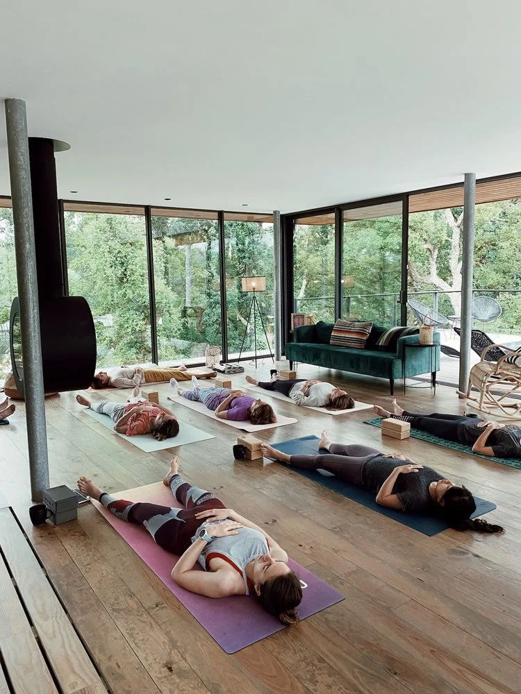 Yoga en pleine nature pendant un séminaire bien être entreprise, pour apaiser et renforcer la cohésion.