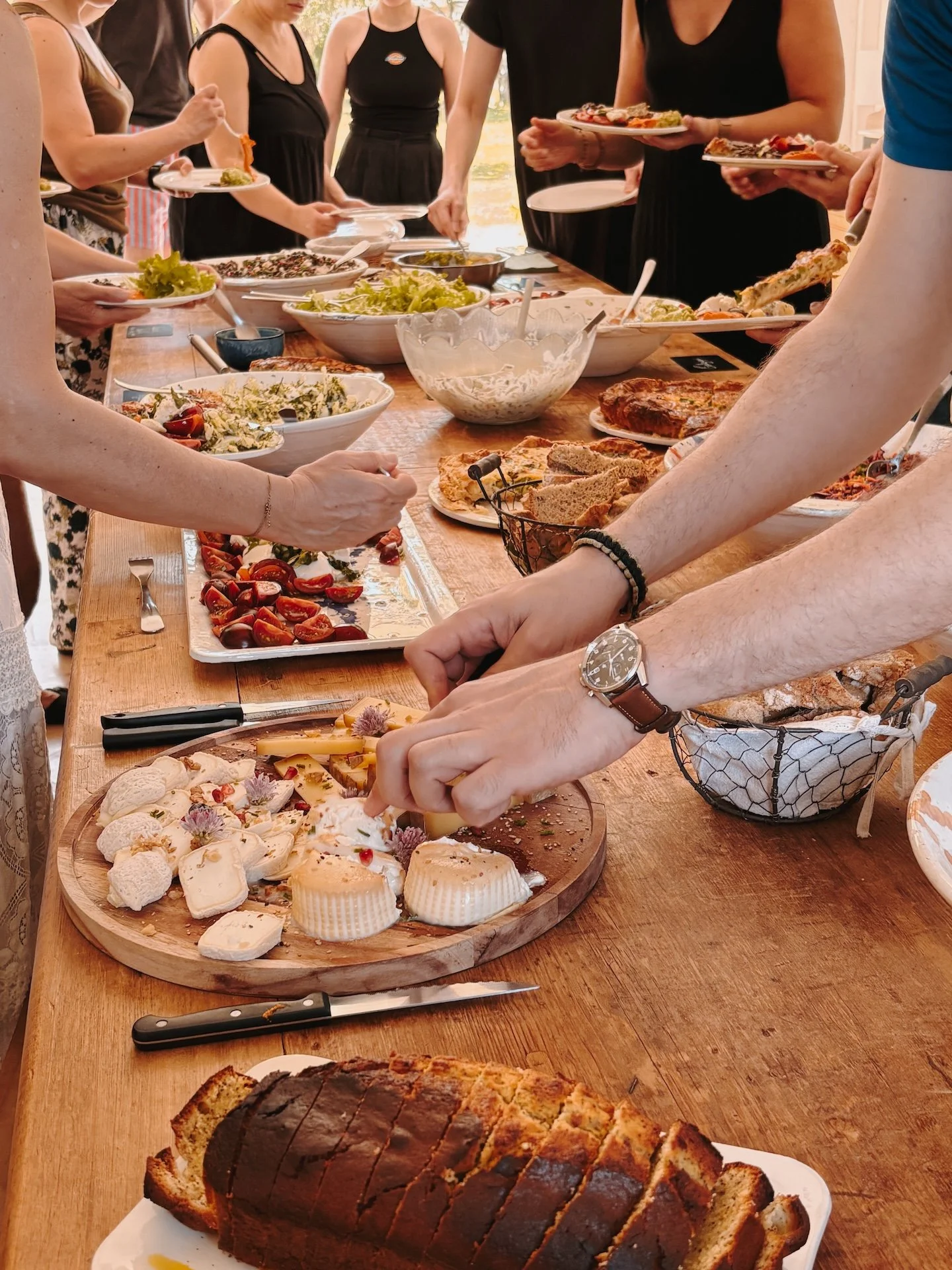 Buffet végétarien généreux en plein air à Solterre — repas convivial retraite yoga Kundalini chamanisme proche de Paris 2026
