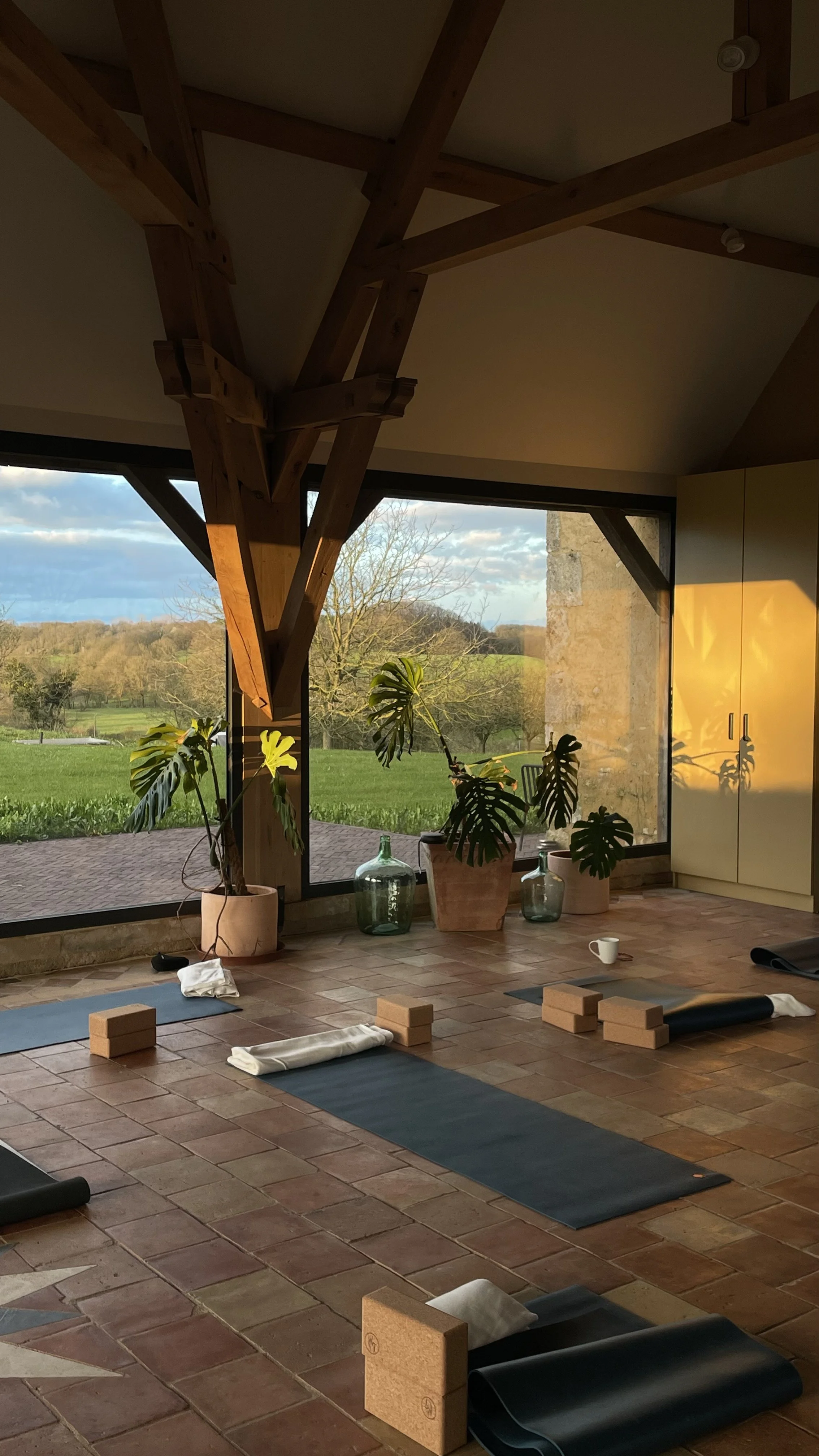 Salle de yoga lumineuse et apaisante, pensée pour la pratique. Un shala spacieux et raffiné au cœur du Perche pour une retraite bien-être haut de gamme.
