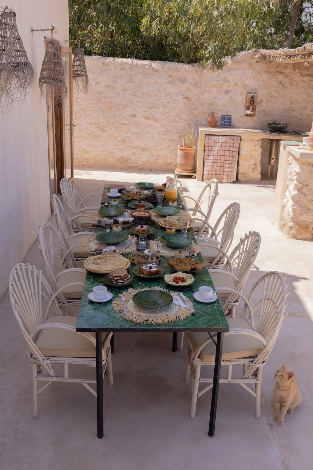 table de brunch végétarien pendant une retraite yoga à Essaouira